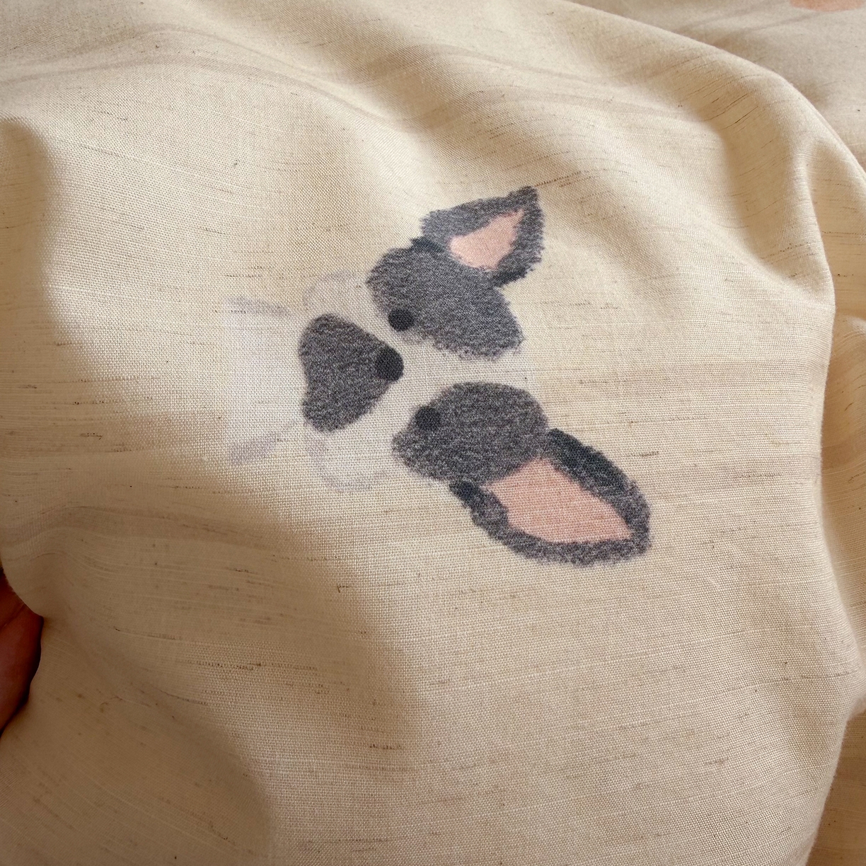 91家纺网 家纺一手货源 找家纺 桃子家居 2026A类纯棉水洗原生态棉麻数码印花大版枕套混搭卡通小清新韩国小布袋系列四件套 棉麻混搭-奶咖小狗