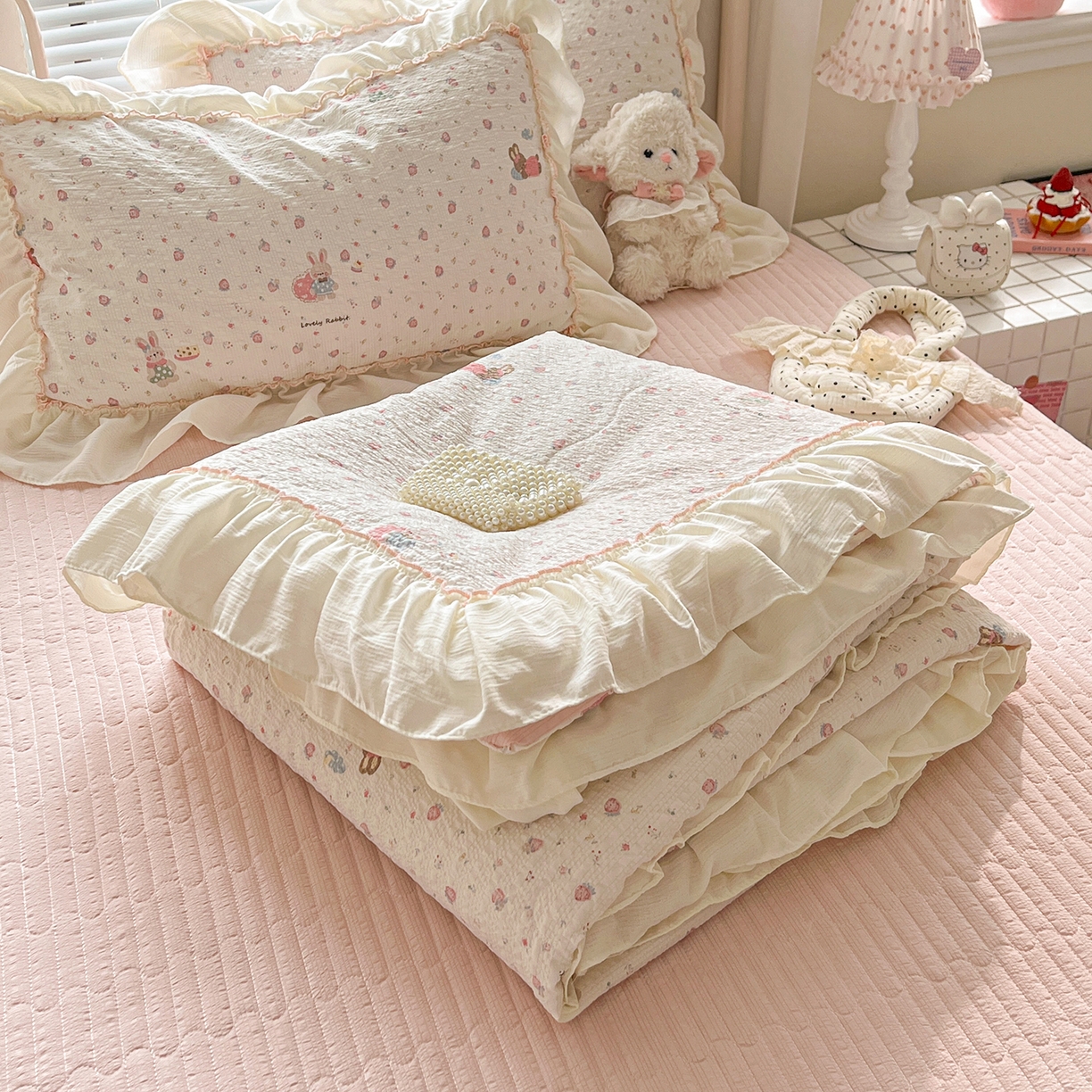 91家纺网 家纺一手货源 找家纺 富米莱（原臻工厂） 2025新款热卖舒适大宽花边牛奶绒床盖床裙四件套 爆款大花边-奶油碎花兔