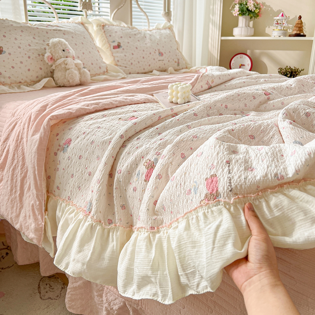 91家纺网 家纺一手货源 找家纺 （总）富米莱（原臻工厂） 2026新款超温柔高弹线密拷花边款泡芙双层纱夏凉被床盖床裙四件套