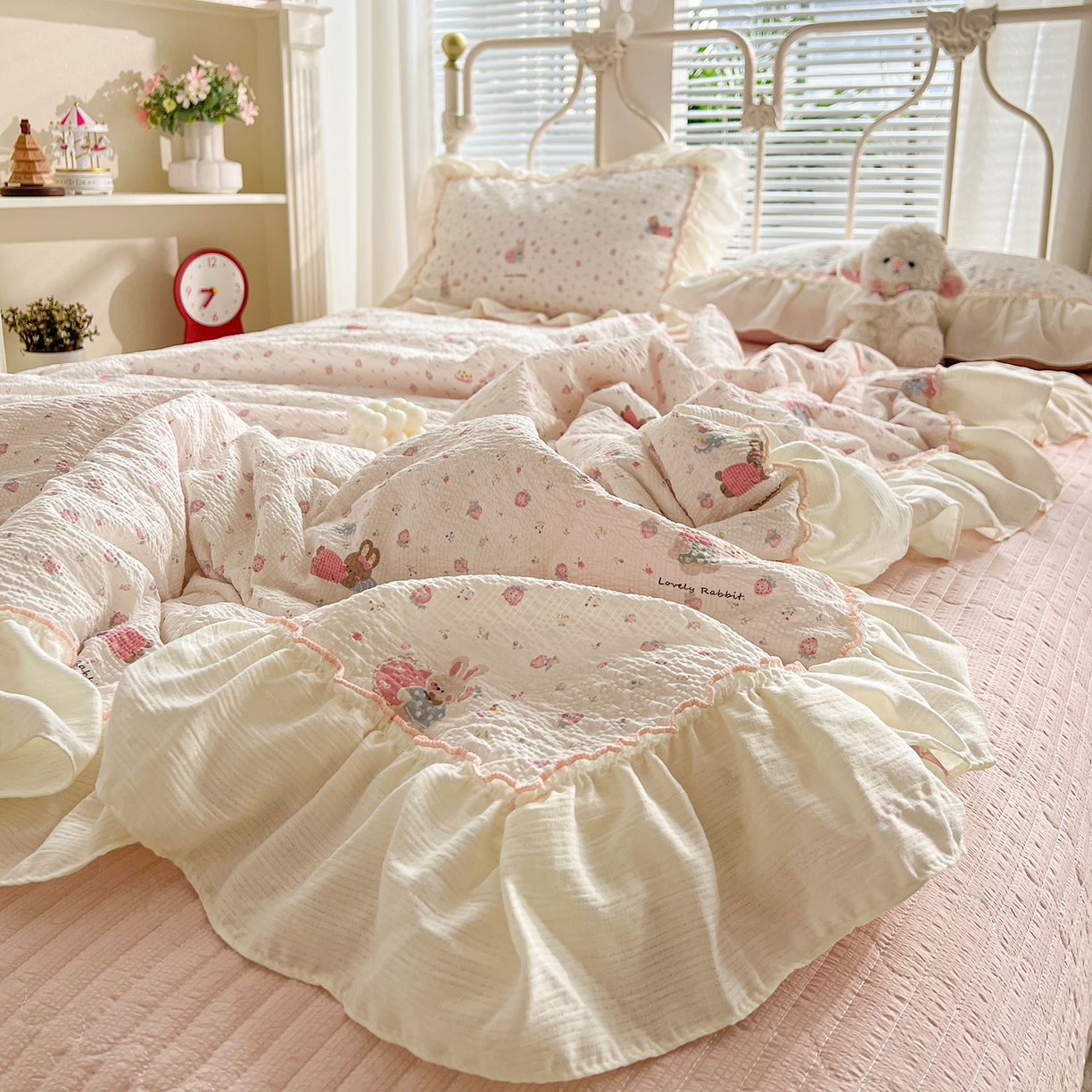 91家纺网 家纺一手货源 找家纺 （总）富米莱（原臻工厂） 2026新款超温柔高弹线密拷花边款泡芙双层纱夏凉被床盖床裙四件套