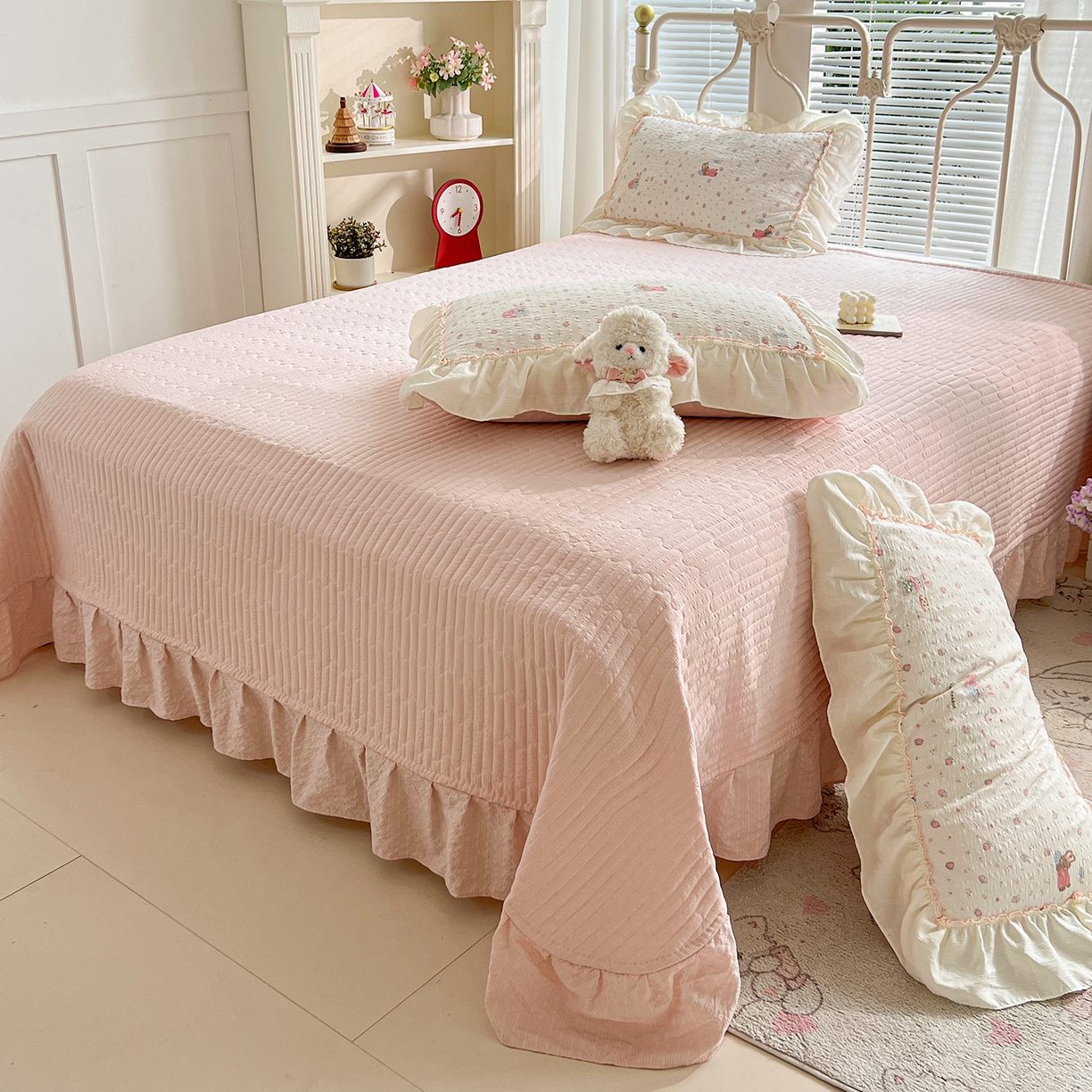 91家纺网 家纺一手货源 找家纺 （总）富米莱（原臻工厂） 2026新款超温柔高弹线密拷花边款泡芙双层纱夏凉被床盖床裙四件套