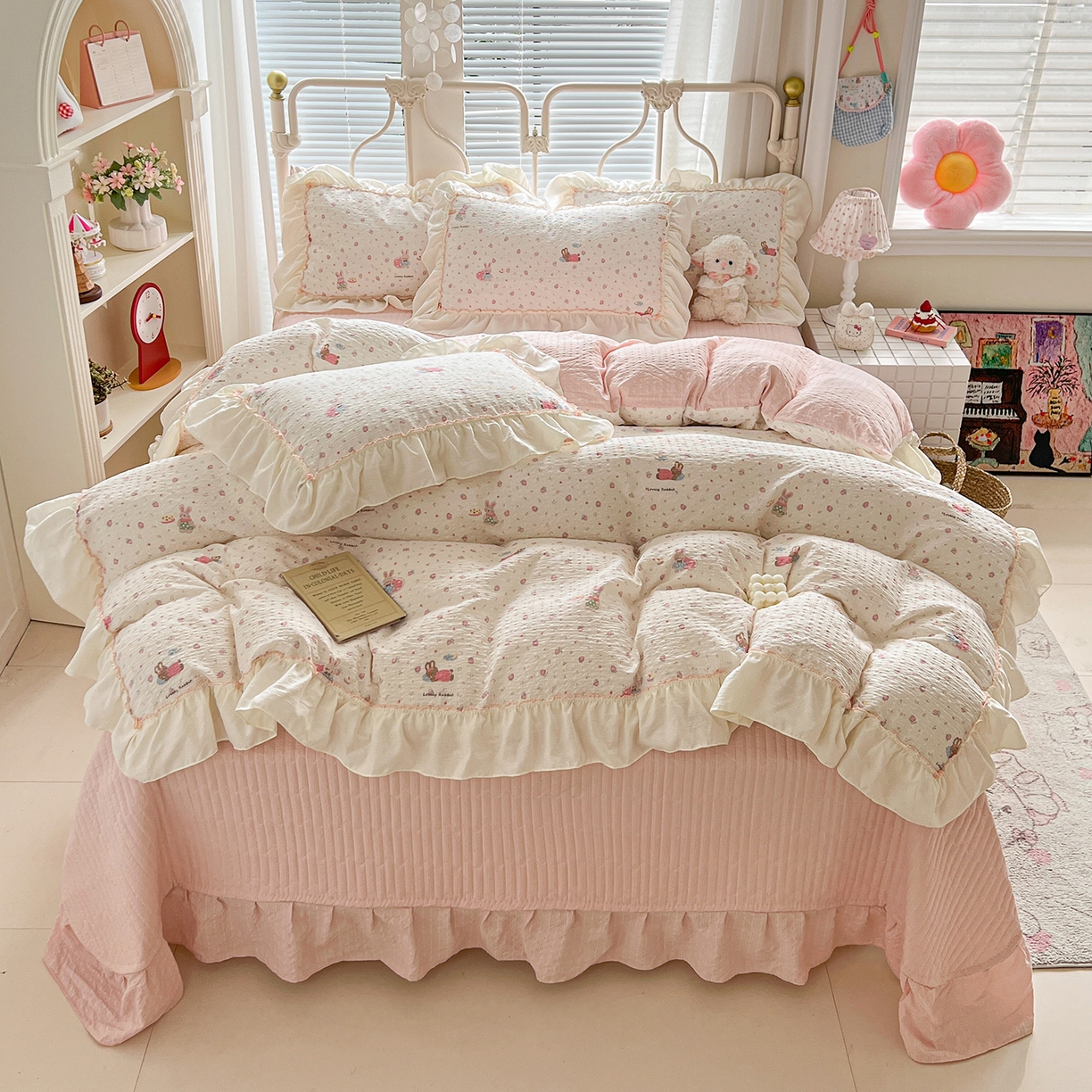 91家纺网 家纺一手货源 找家纺 （总）富米莱（原臻工厂） 2026新款超温柔高弹线密拷花边款泡芙双层纱夏凉被床盖床裙四件套