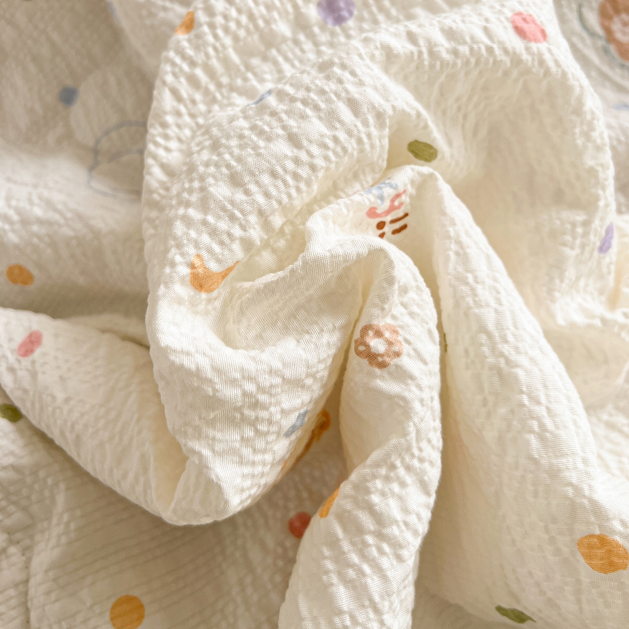 91家纺网 家纺一手货源 找家纺 富米莱（原臻工厂） 2026新款超温柔高弹线密拷花边款泡芙双层纱夏凉被床盖床裙四件套 密拷花边-彩点小熊