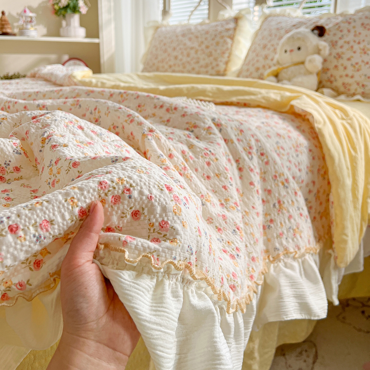 91家纺网 家纺一手货源 找家纺 富米莱（原臻工厂） 2026新款超温柔高弹线密拷花边款泡芙双层纱夏凉被床盖床裙四件套 密拷花边-黄油小碎花