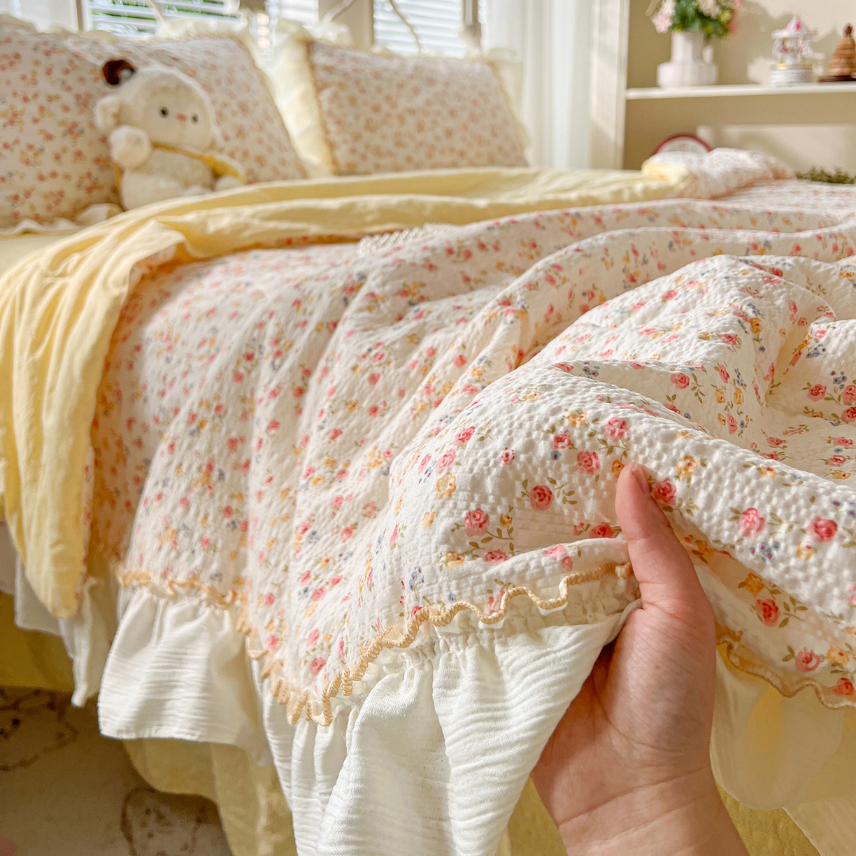 91家纺网 家纺一手货源 找家纺 富米莱（原臻工厂） 2026新款超温柔高弹线密拷花边款泡芙双层纱夏凉被床盖床裙四件套 密拷花边-黄油小碎花