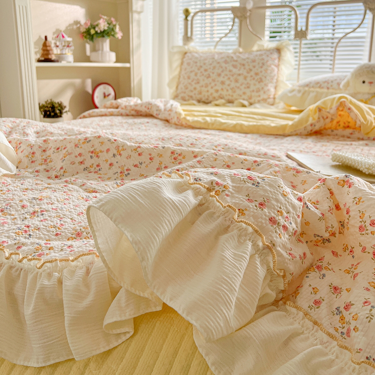 91家纺网 家纺一手货源 找家纺 富米莱（原臻工厂） 2026新款超温柔高弹线密拷花边款泡芙双层纱夏凉被床盖床裙四件套 密拷花边-黄油小碎花