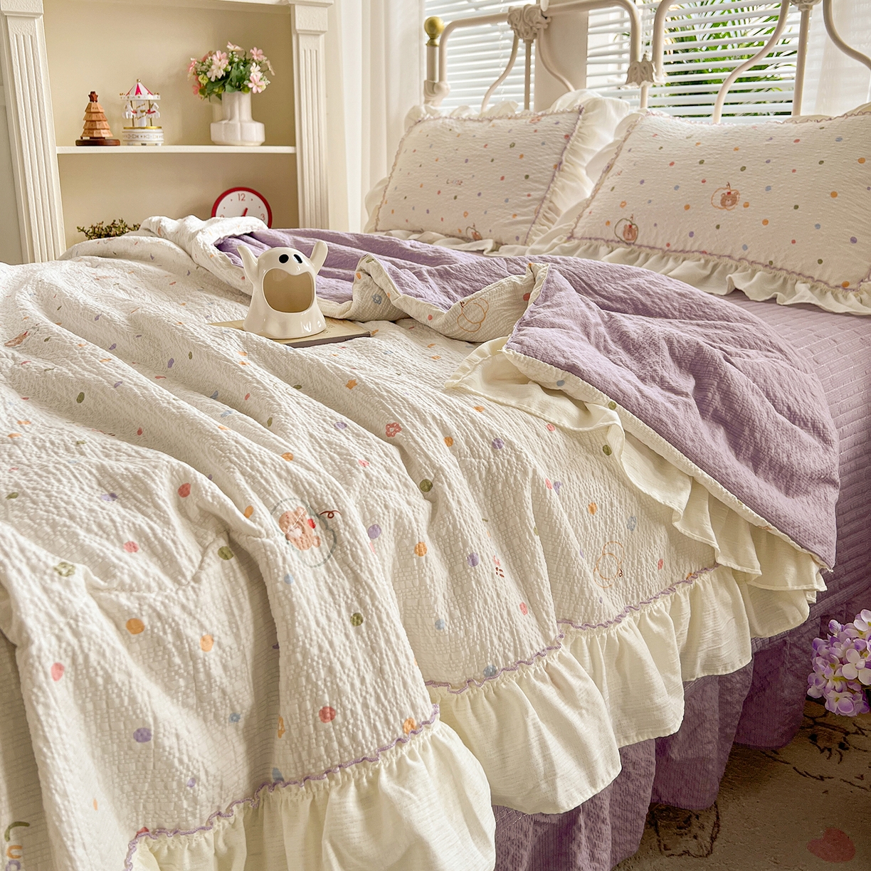 91家纺网 家纺一手货源 找家纺 富米莱（原臻工厂） 2026新款超温柔高弹线密拷花边款泡芙双层纱夏凉被床盖床裙四件套 密拷花边-彩点小熊