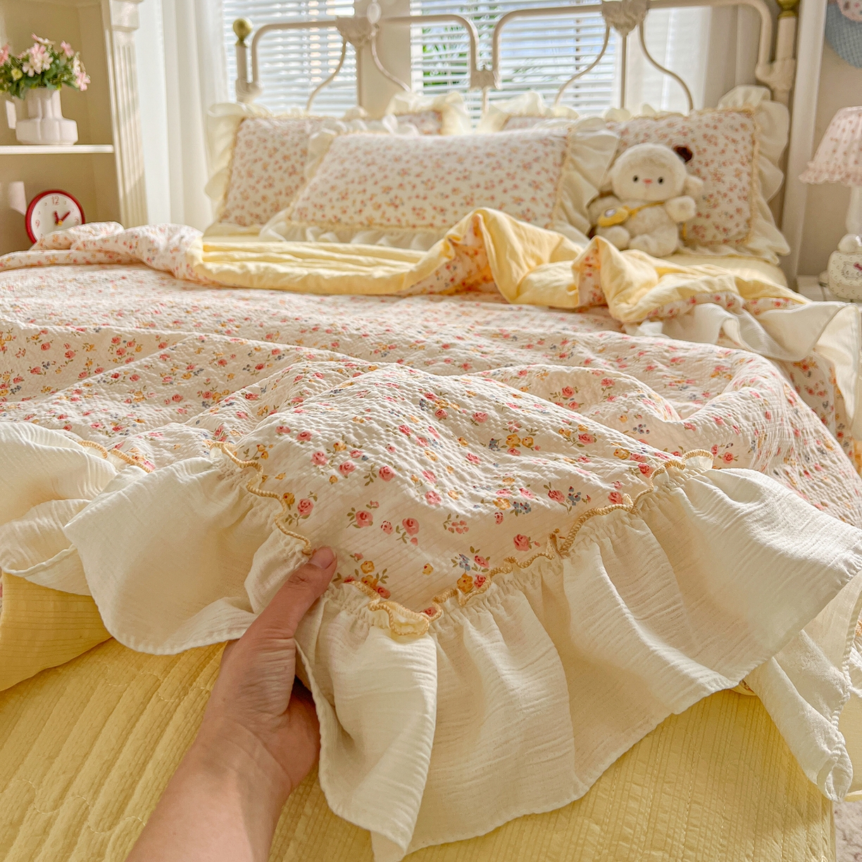 91家纺网 家纺一手货源 找家纺 富米莱（原臻工厂） 2026新款超温柔高弹线密拷花边款泡芙双层纱夏凉被床盖床裙四件套 密拷花边-黄油小碎花