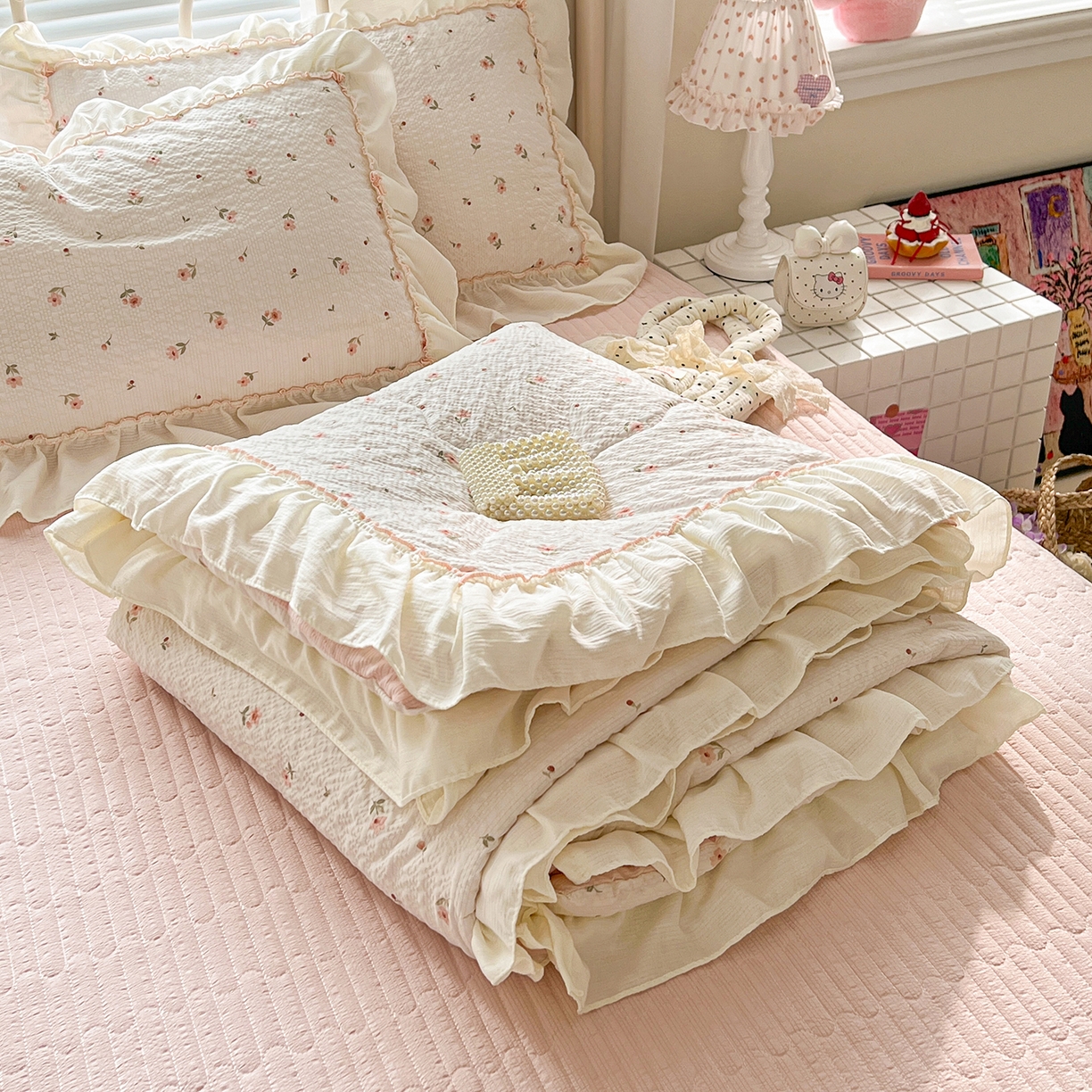 91家纺网 家纺一手货源 找家纺 （总）富米莱（原臻工厂） 2026新款超温柔高弹线密拷花边款泡芙双层纱夏凉被床盖床裙四件套