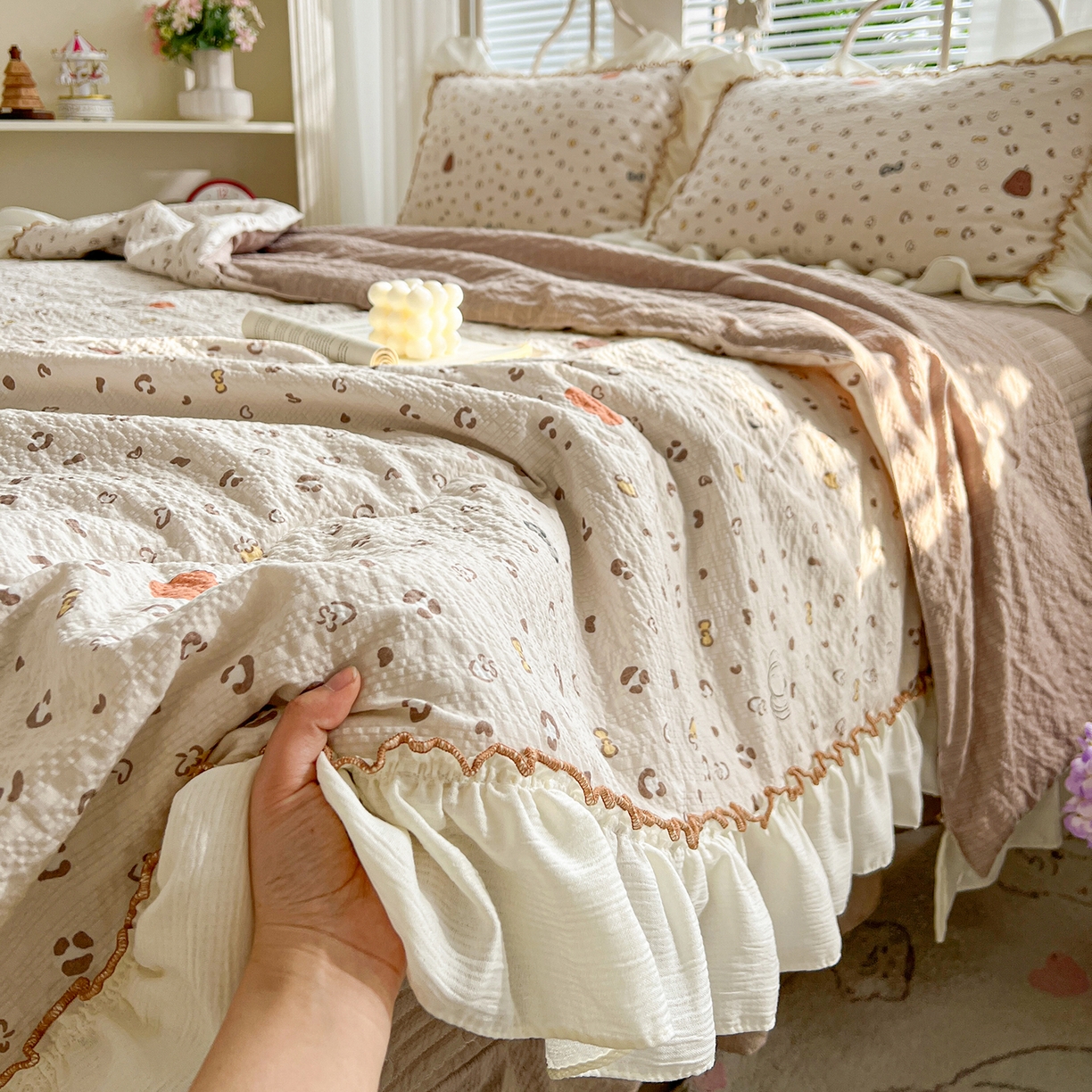 91家纺网 家纺一手货源 找家纺 富米莱（原臻工厂） 2026新款超温柔高弹线密拷花边款泡芙双层纱夏凉被床盖床裙四件套 密拷花边-南瓜奶豹