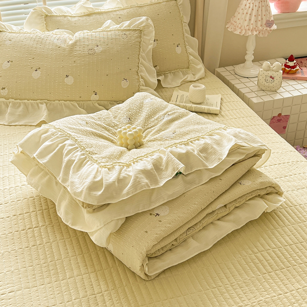 91家纺网 家纺一手货源 找家纺 （总）富米莱（原臻工厂） 2026新款超温柔高弹线密拷花边款泡芙双层纱夏凉被床盖床裙四件套