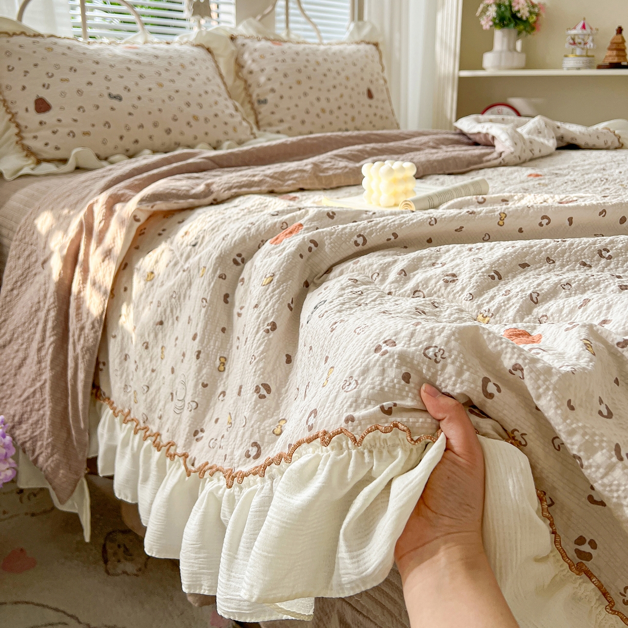 91家纺网 家纺一手货源 找家纺 富米莱（原臻工厂） 2026新款超温柔高弹线密拷花边款泡芙双层纱夏凉被床盖床裙四件套 密拷花边-南瓜奶豹