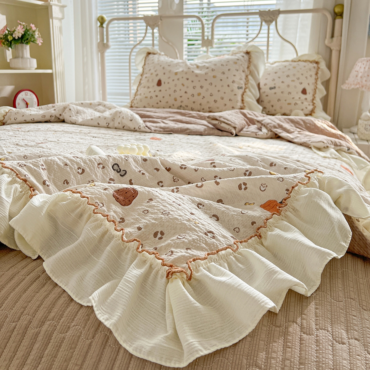 91家纺网 家纺一手货源 找家纺 富米莱（原臻工厂） 2026新款超温柔高弹线密拷花边款泡芙双层纱夏凉被床盖床裙四件套 密拷花边-南瓜奶豹