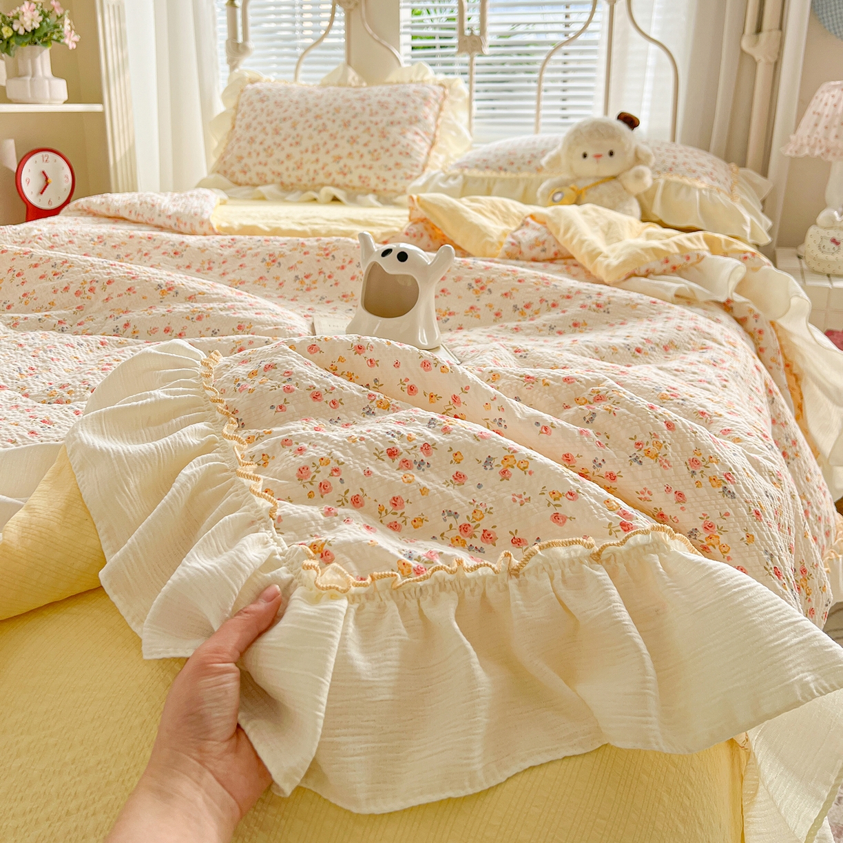 91家纺网 家纺一手货源 找家纺 富米莱（原臻工厂） 2026新款超温柔高弹线密拷花边款泡芙双层纱夏凉被床盖床裙四件套 密拷花边-黄油小碎花