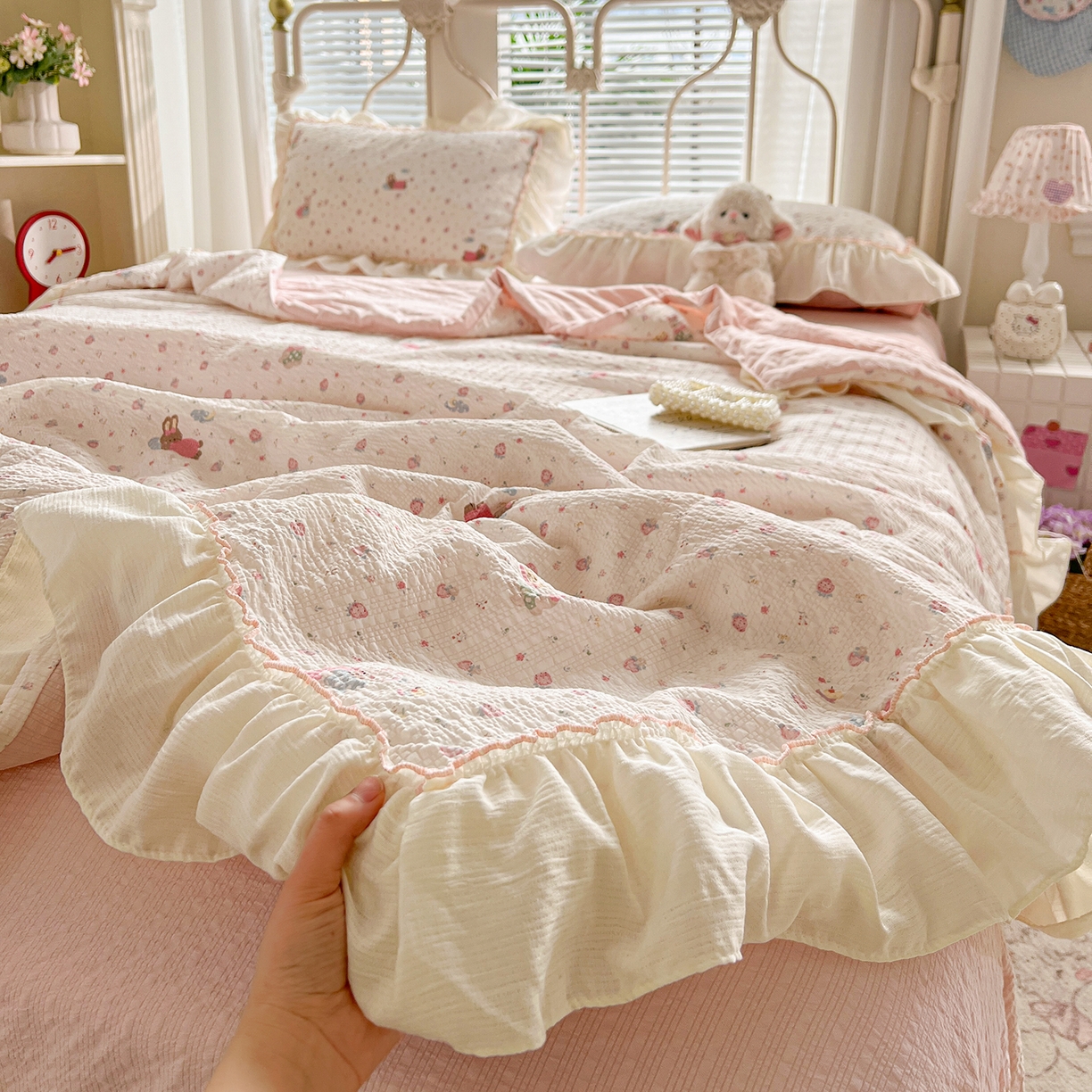 91家纺网 家纺一手货源 找家纺 富米莱（原臻工厂） 2026新款超温柔高弹线密拷花边款泡芙双层纱夏凉被床盖床裙四件套 密拷花边-粉糖小兔