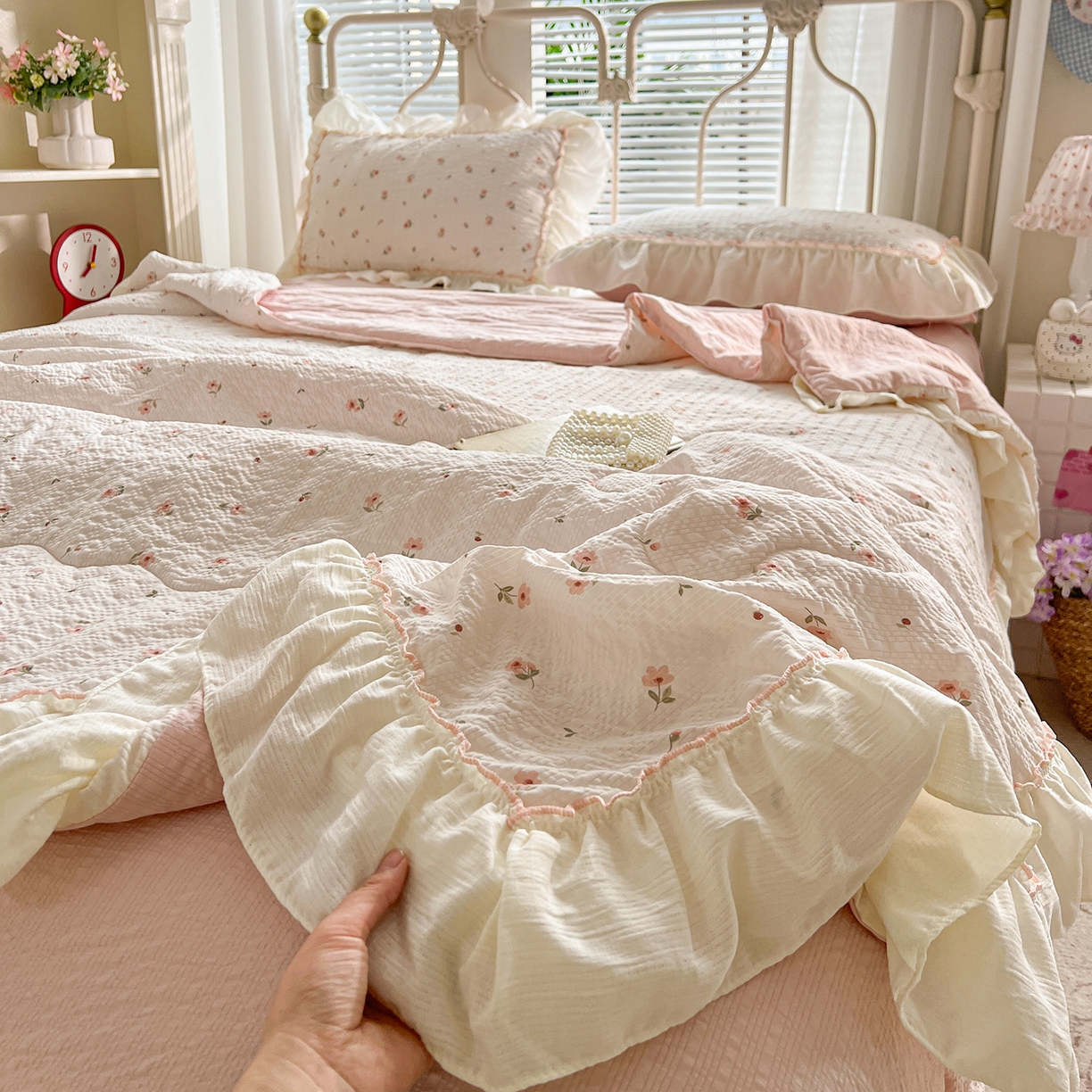 91家纺网 家纺一手货源 找家纺 富米莱（原臻工厂） 2026新款超温柔高弹线密拷花边款泡芙双层纱夏凉被床盖床裙四件套 密拷花边-小粉花