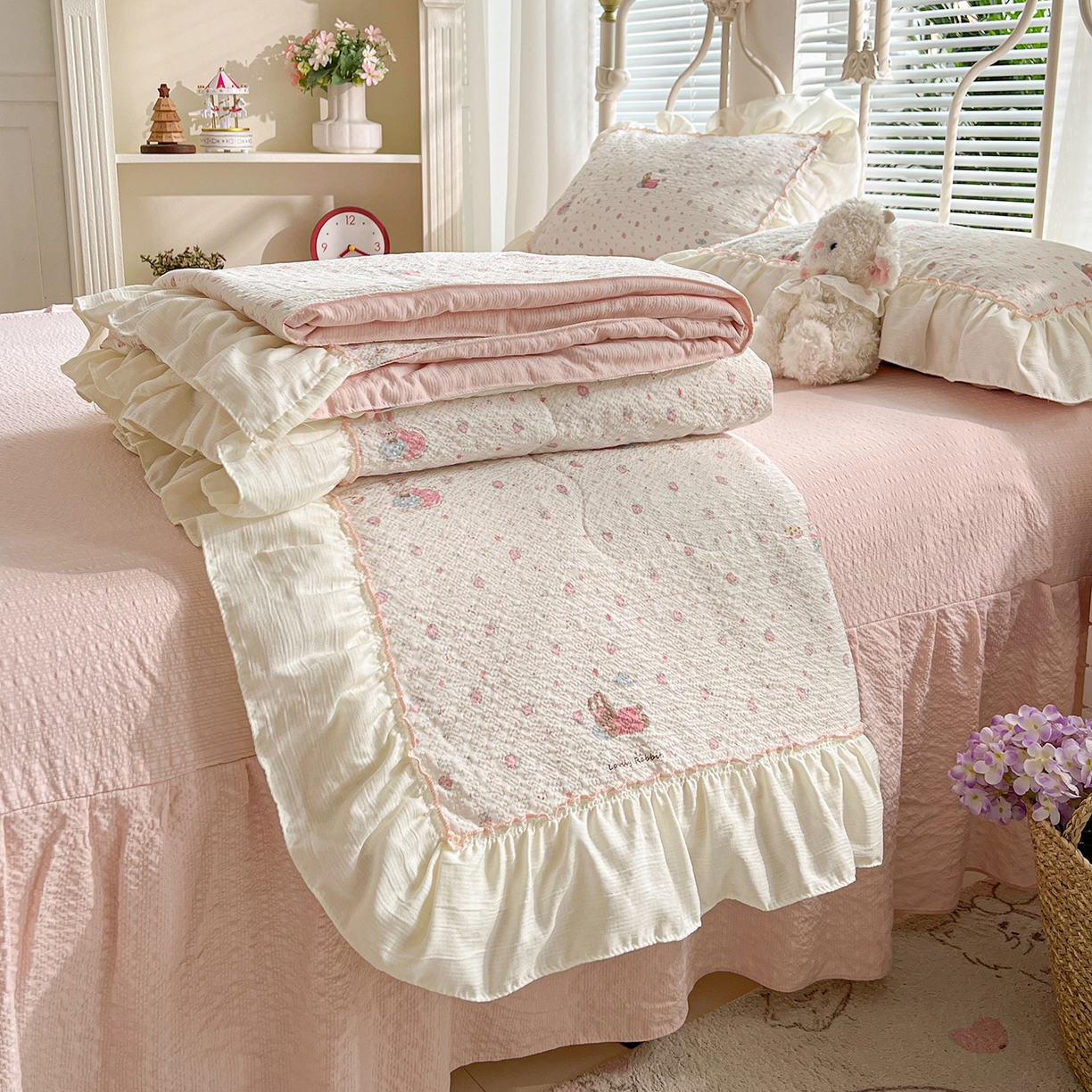 91家纺网 家纺一手货源 找家纺 富米莱（原臻工厂） 2026新款超温柔高弹线密拷花边款泡芙双层纱夏凉被床盖床裙四件套 密拷花边-粉糖小兔