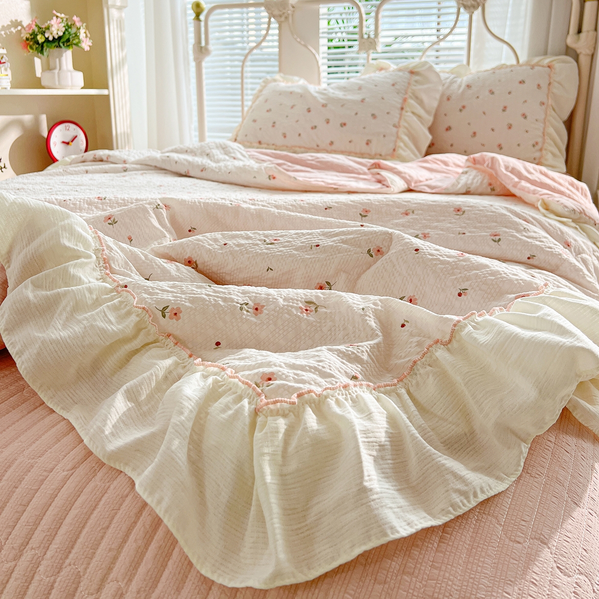 91家纺网 家纺一手货源 找家纺 富米莱（原臻工厂） 2026新款超温柔高弹线密拷花边款泡芙双层纱夏凉被床盖床裙四件套 密拷花边-小粉花