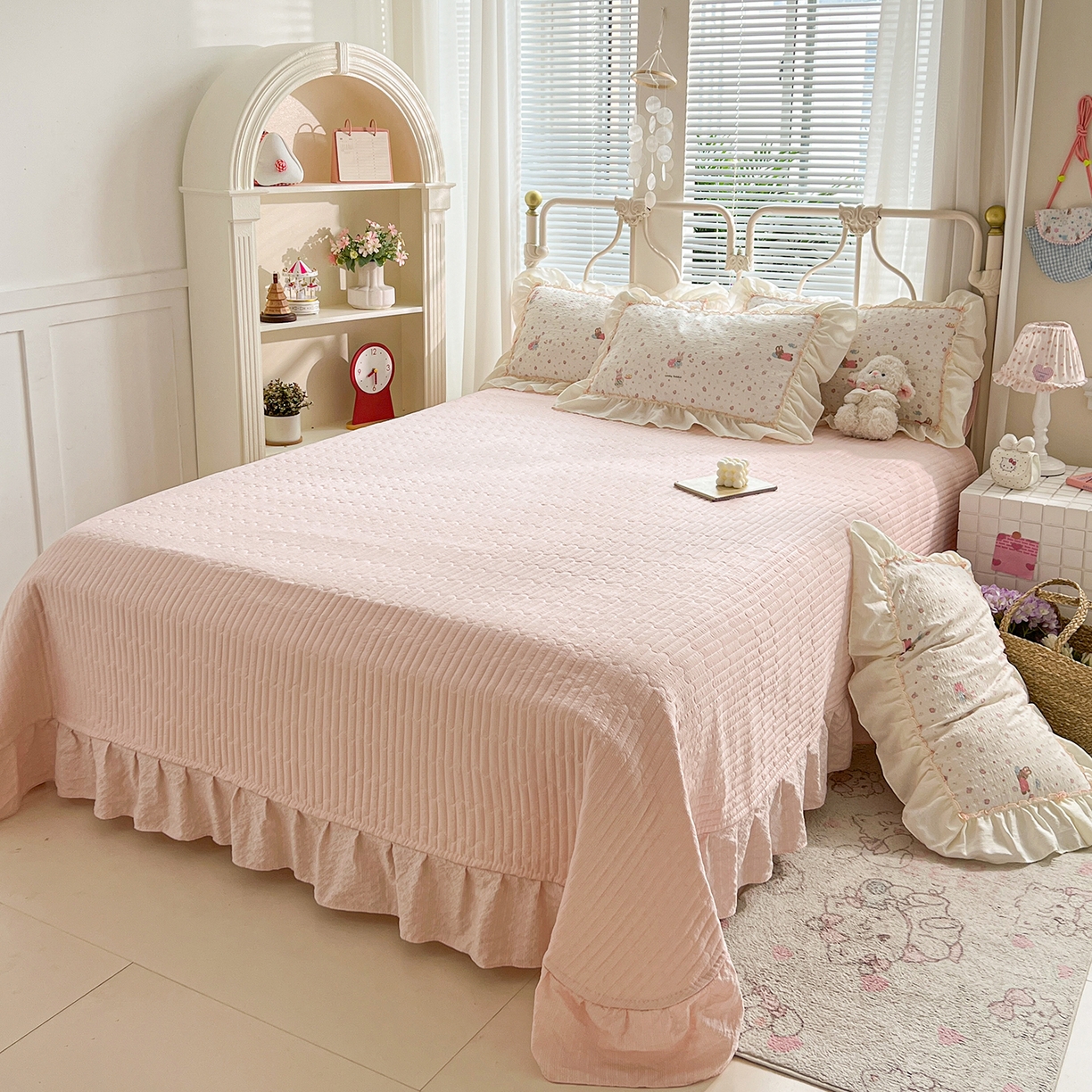 91家纺网 家纺一手货源 找家纺 富米莱（原臻工厂） 2026新款超温柔高弹线密拷花边款泡芙双层纱夏凉被床盖床裙四件套 密拷花边-粉糖小兔