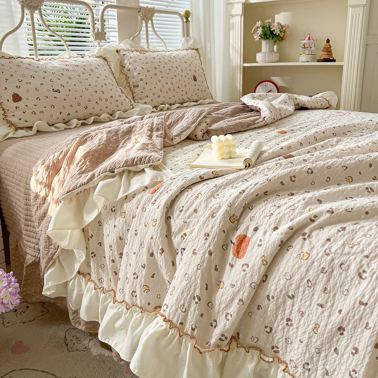 91家纺网 家纺一手货源 找家纺 富米莱（原臻工厂） 2026新款超温柔高弹线密拷花边款泡芙双层纱夏凉被床盖床裙四件套 密拷花边-南瓜奶豹