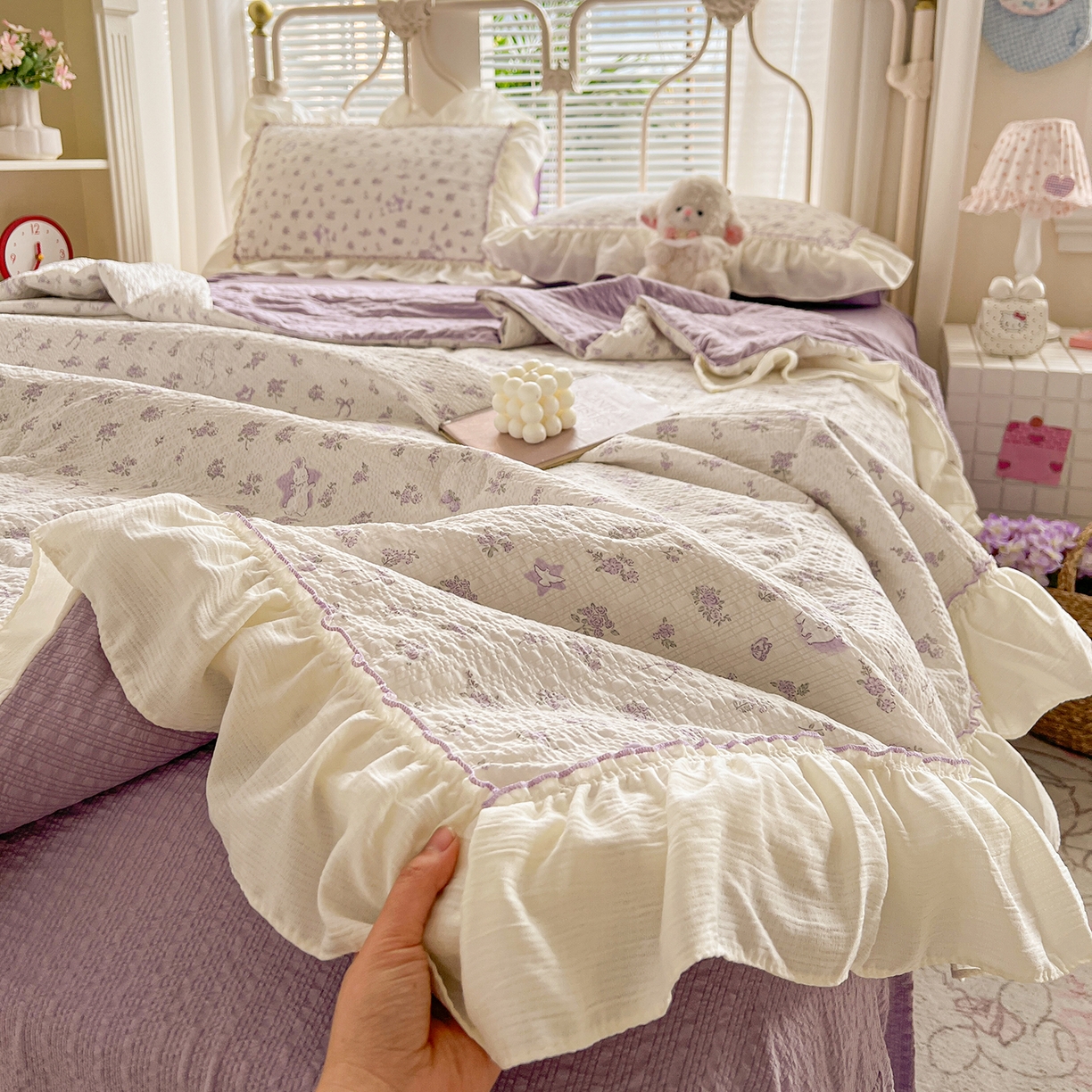 91家纺网 家纺一手货源 找家纺 富米莱（原臻工厂） 2026新款超温柔高弹线密拷花边款泡芙双层纱夏凉被床盖床裙四件套 密拷花边-紫雾小兔