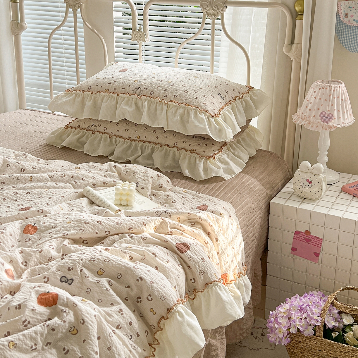 91家纺网 家纺一手货源 找家纺 富米莱（原臻工厂） 2026新款超温柔高弹线密拷花边款泡芙双层纱夏凉被床盖床裙四件套 密拷花边-南瓜奶豹