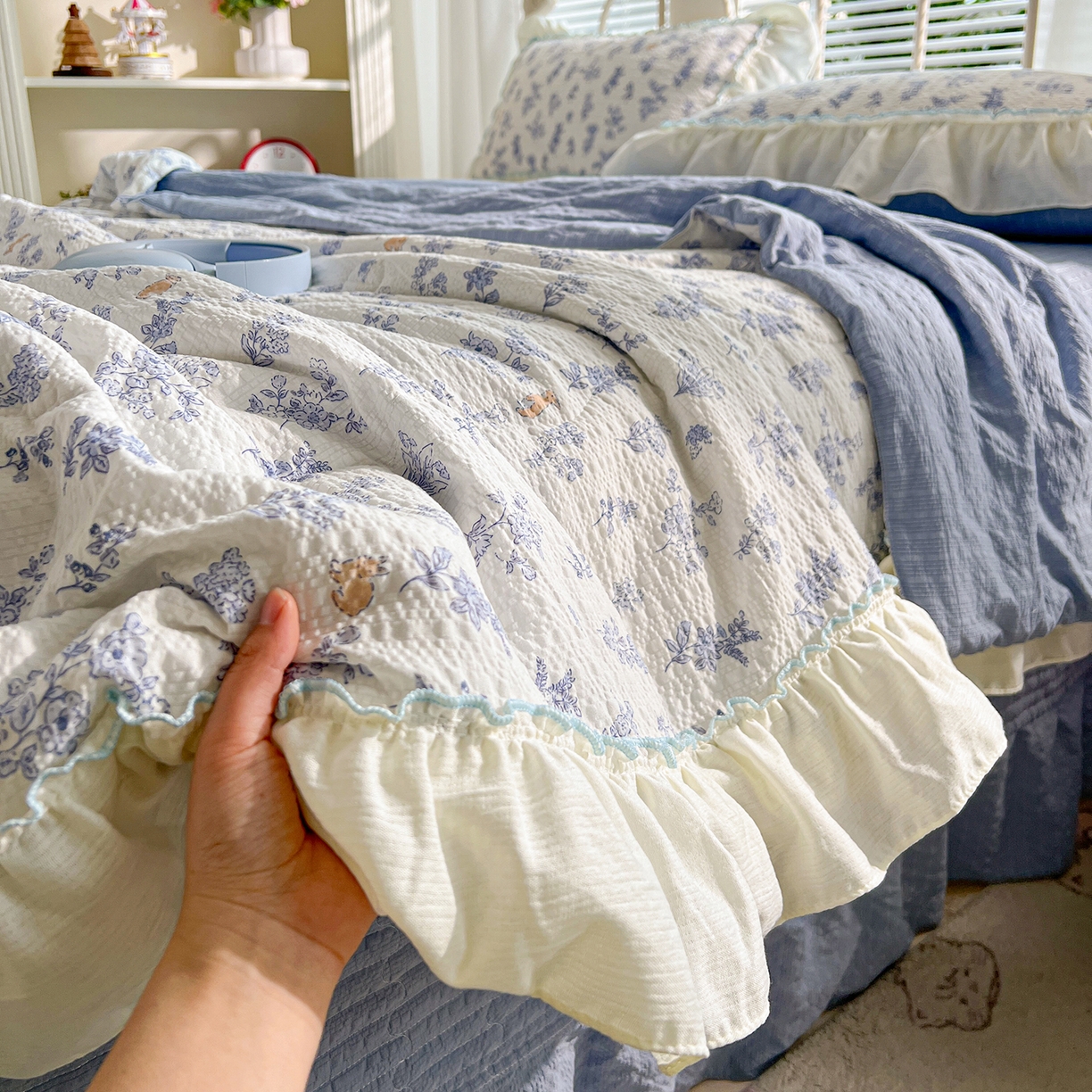 91家纺网 家纺一手货源 找家纺 富米莱（原臻工厂） 2026新款超温柔高弹线密拷花边款泡芙双层纱夏凉被床盖床裙四件套 密拷花边-花屿蓝梦