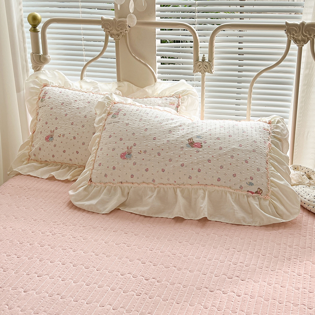 91家纺网 家纺一手货源 找家纺 富米莱（原臻工厂） 2026新款超温柔高弹线密拷花边款泡芙双层纱夏凉被床盖床裙四件套 密拷花边-粉糖小兔