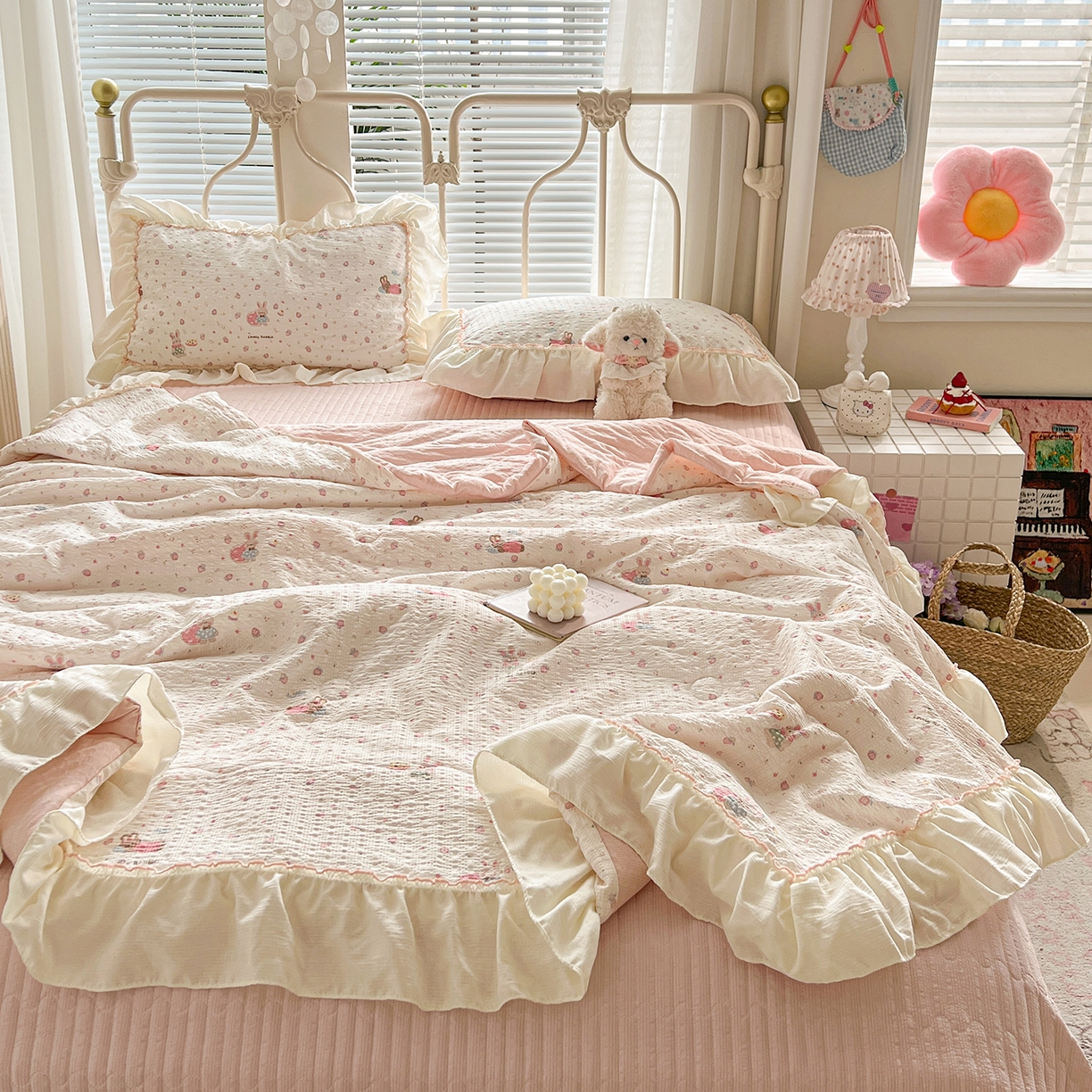 91家纺网 家纺一手货源 找家纺 富米莱（原臻工厂） 2026新款超温柔高弹线密拷花边款泡芙双层纱夏凉被床盖床裙四件套 密拷花边-粉糖小兔