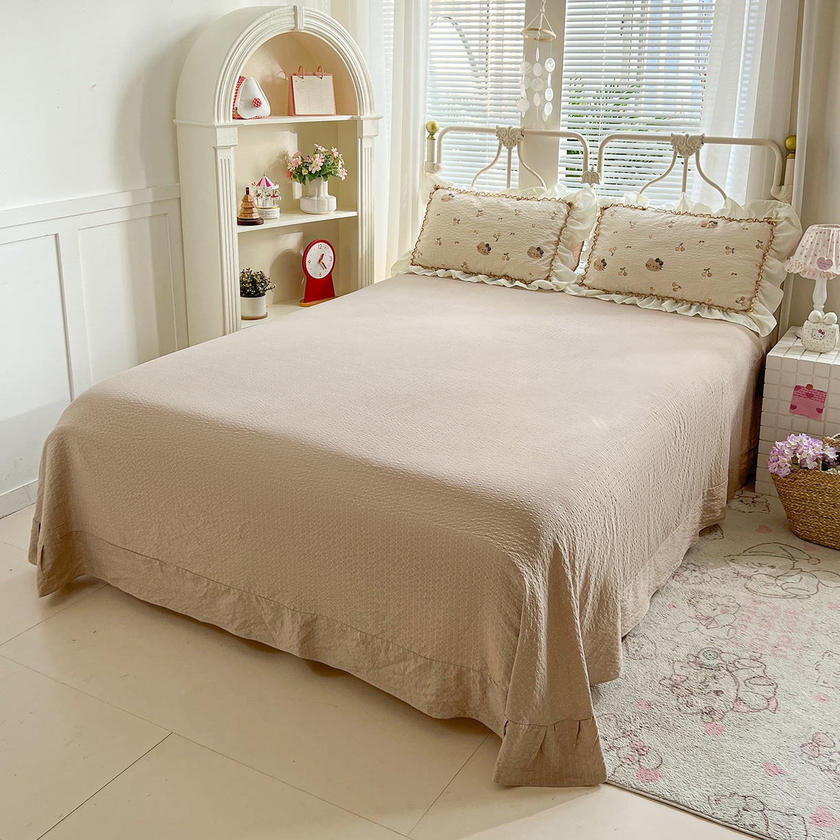 91家纺网 家纺一手货源 找家纺 富米莱（原臻工厂） 2026新款超温柔高弹线密拷花边款泡芙双层纱夏凉被床盖床裙四件套 密拷花边-樱桃小猫