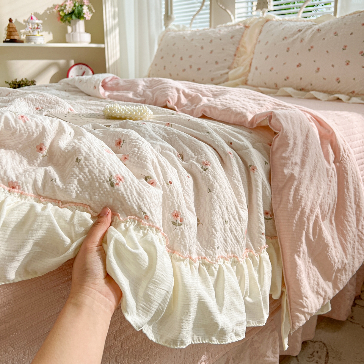 91家纺网 家纺一手货源 找家纺 富米莱（原臻工厂） 2026新款超温柔高弹线密拷花边款泡芙双层纱夏凉被床盖床裙四件套 密拷花边-小粉花