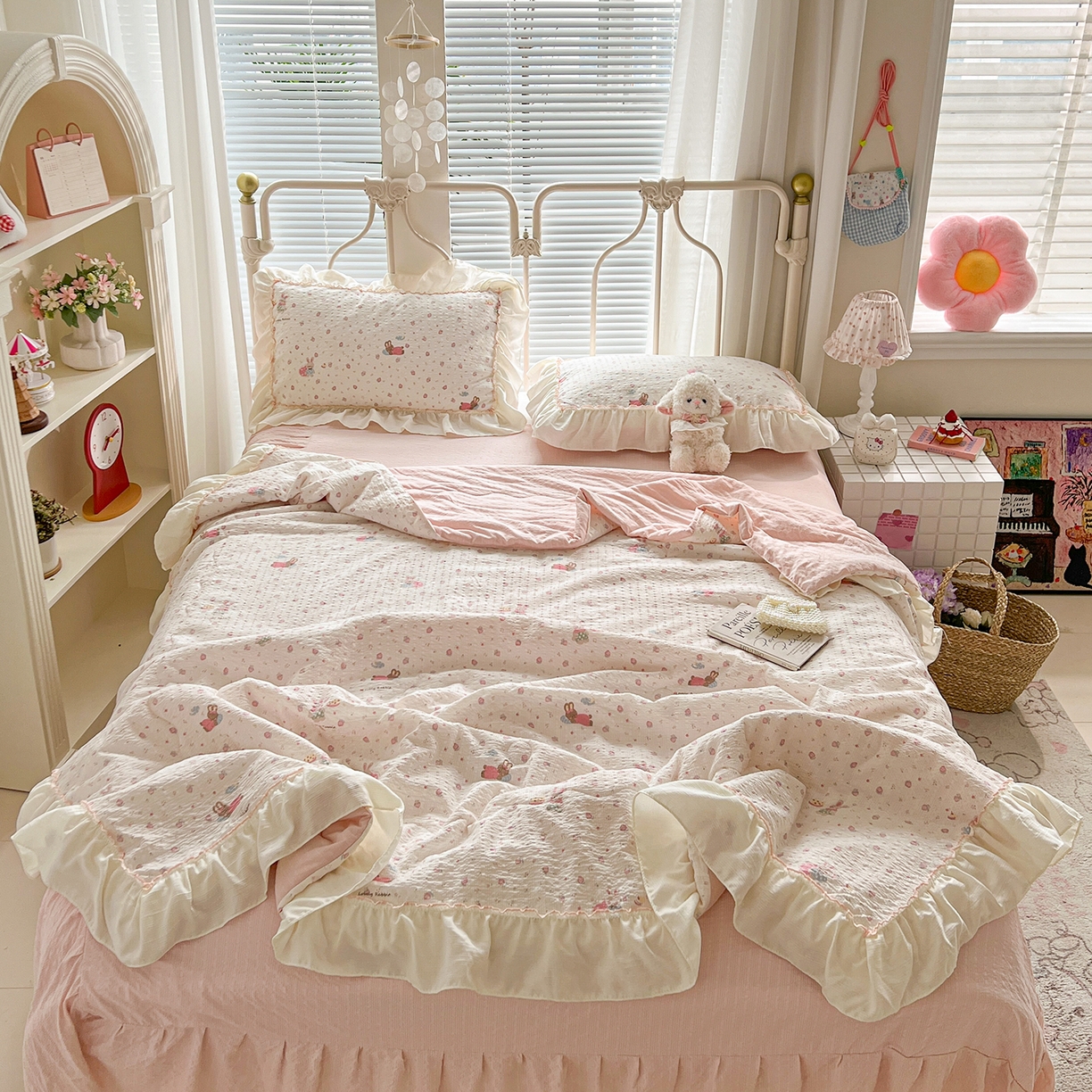 91家纺网 家纺一手货源 找家纺 富米莱（原臻工厂） 2026新款超温柔高弹线密拷花边款泡芙双层纱夏凉被床盖床裙四件套 密拷花边-粉糖小兔