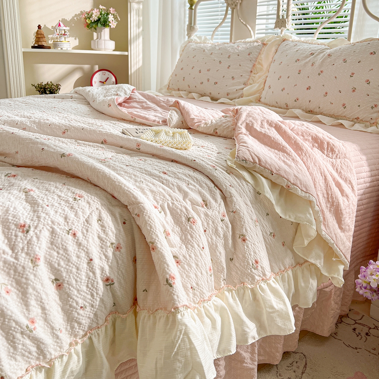 91家纺网 家纺一手货源 找家纺 富米莱（原臻工厂） 2026新款超温柔高弹线密拷花边款泡芙双层纱夏凉被床盖床裙四件套 密拷花边-小粉花