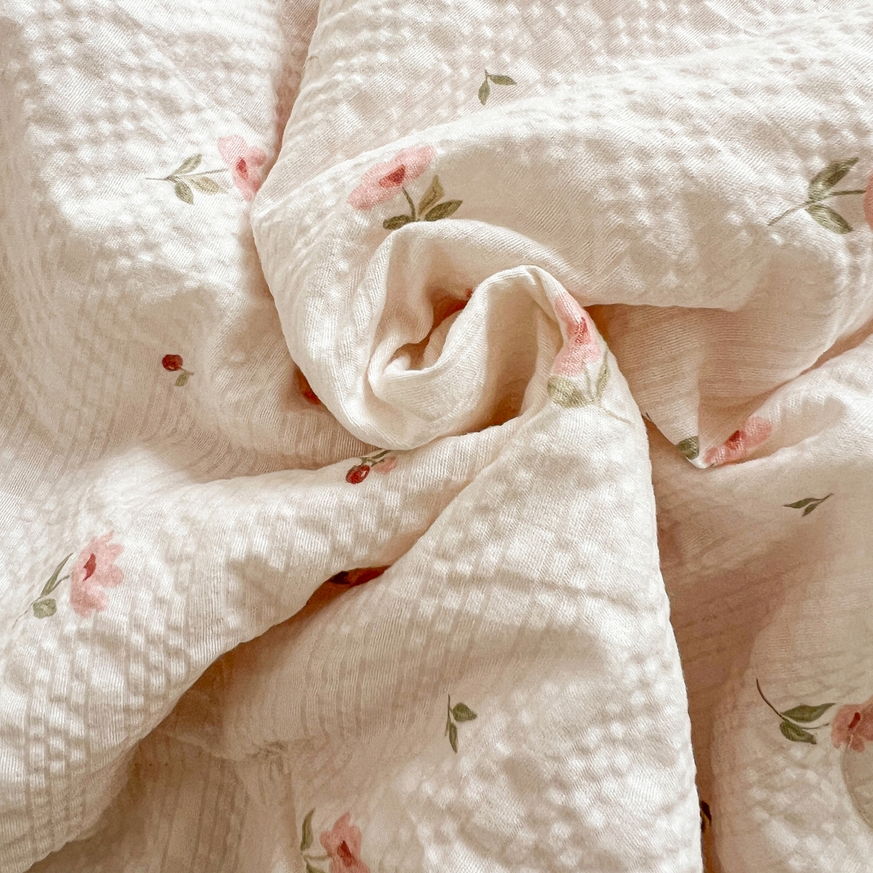 91家纺网 家纺一手货源 找家纺 富米莱（原臻工厂） 2026新款超温柔高弹线密拷花边款泡芙双层纱夏凉被床盖床裙四件套 密拷花边-小粉花