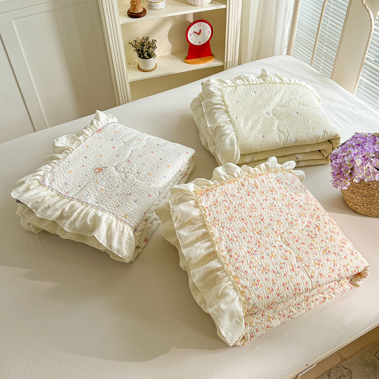 91家纺网 家纺一手货源 找家纺 富米莱（原臻工厂） 2026新款超温柔高弹线密拷花边款泡芙双层纱夏凉被床盖床裙四件套 组合图仅供展示-不可下单