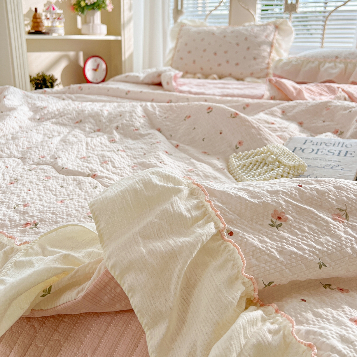 91家纺网 家纺一手货源 找家纺 富米莱（原臻工厂） 2026新款超温柔高弹线密拷花边款泡芙双层纱夏凉被床盖床裙四件套 密拷花边-小粉花