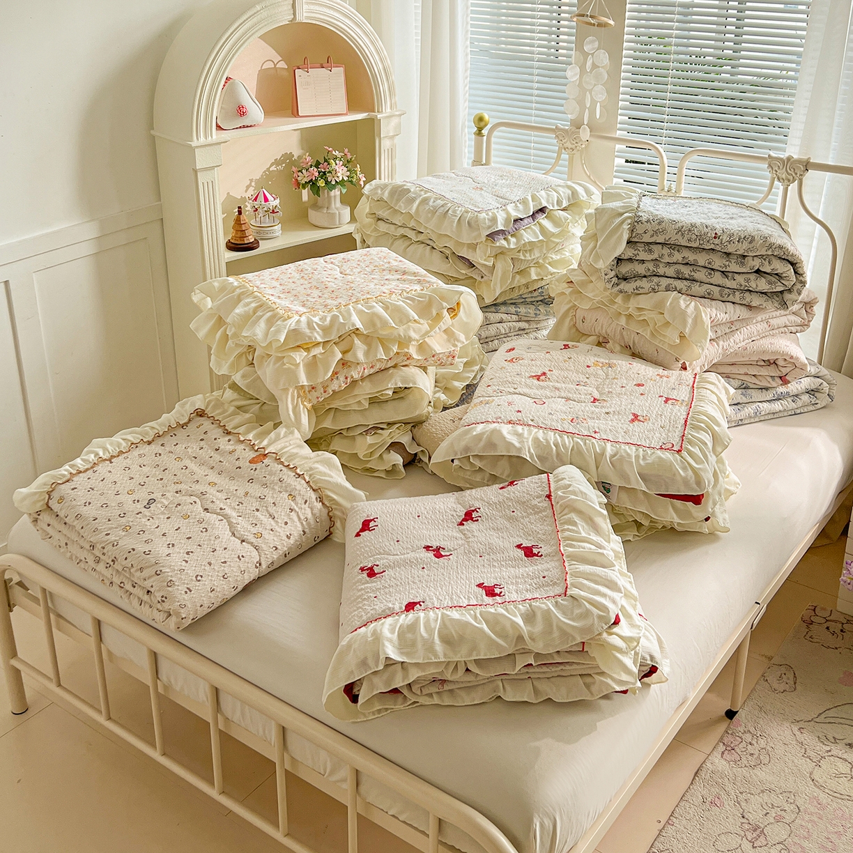 91家纺网 家纺一手货源 找家纺 富米莱（原臻工厂） 2026新款超温柔高弹线密拷花边款泡芙双层纱夏凉被床盖床裙四件套 组合图仅供展示-不可下单