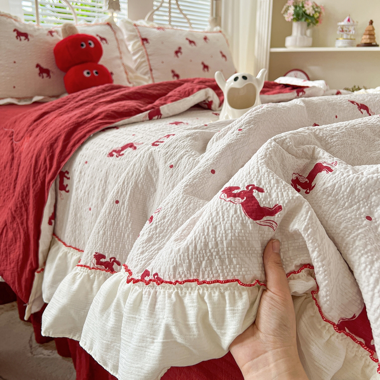 91家纺网 家纺一手货源 找家纺 富米莱（原臻工厂） 2026新款超温柔高弹线密拷花边款泡芙双层纱夏凉被床盖床裙四件套 密拷花边-红马小骑士