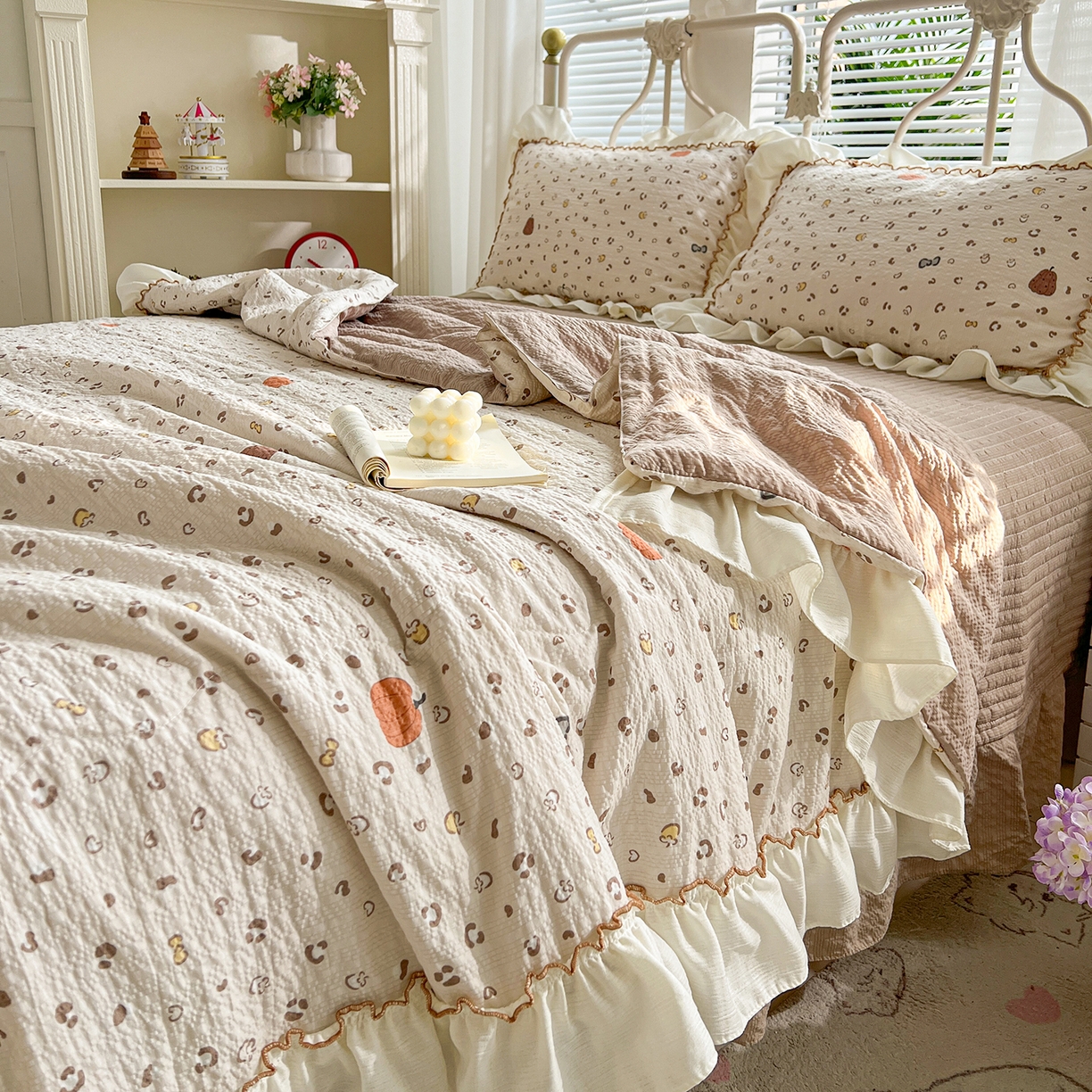 91家纺网 家纺一手货源 找家纺 富米莱（原臻工厂） 2026新款超温柔高弹线密拷花边款泡芙双层纱夏凉被床盖床裙四件套 密拷花边-南瓜奶豹