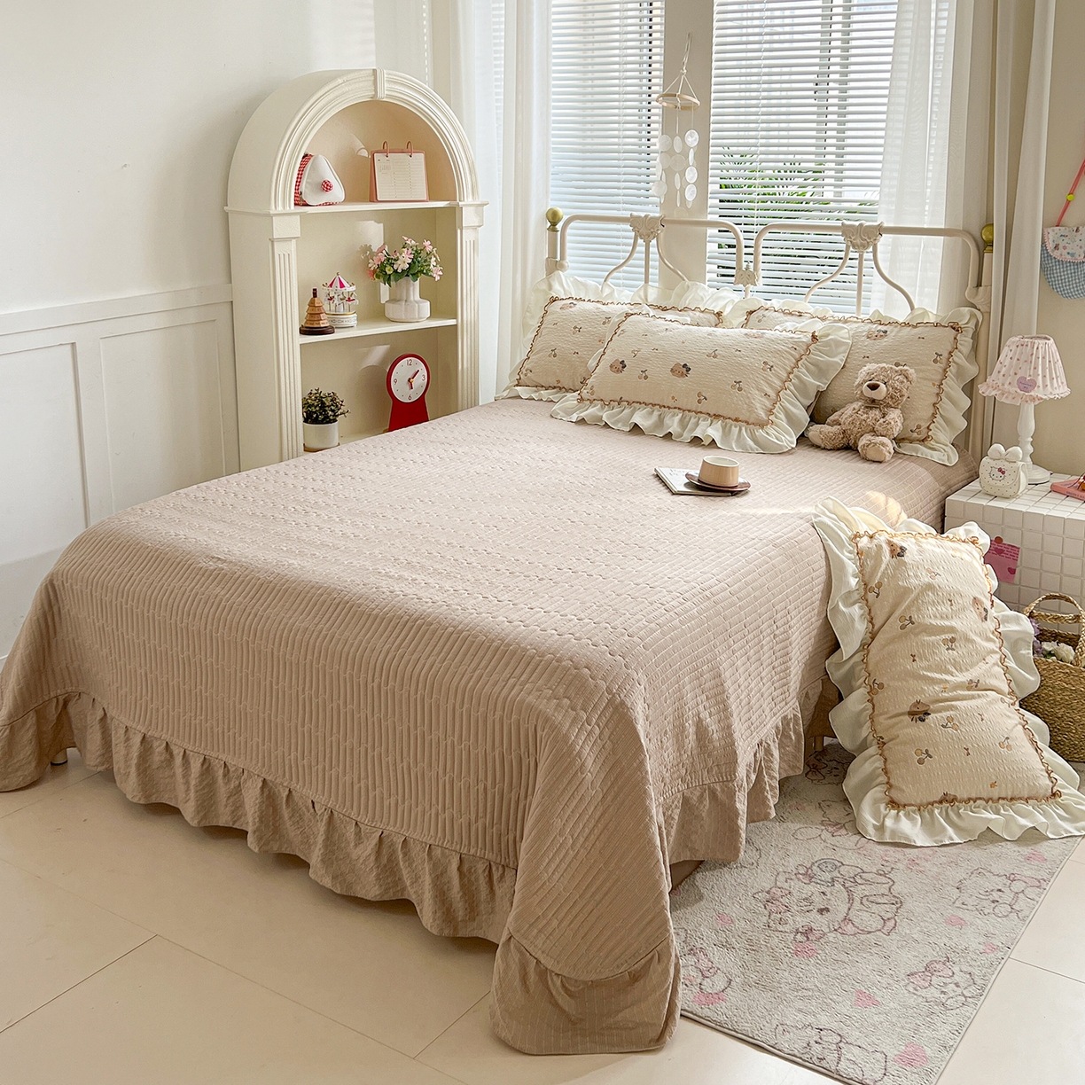 91家纺网 家纺一手货源 找家纺 富米莱（原臻工厂） 2026新款超温柔高弹线密拷花边款泡芙双层纱夏凉被床盖床裙四件套 密拷花边-樱桃小猫