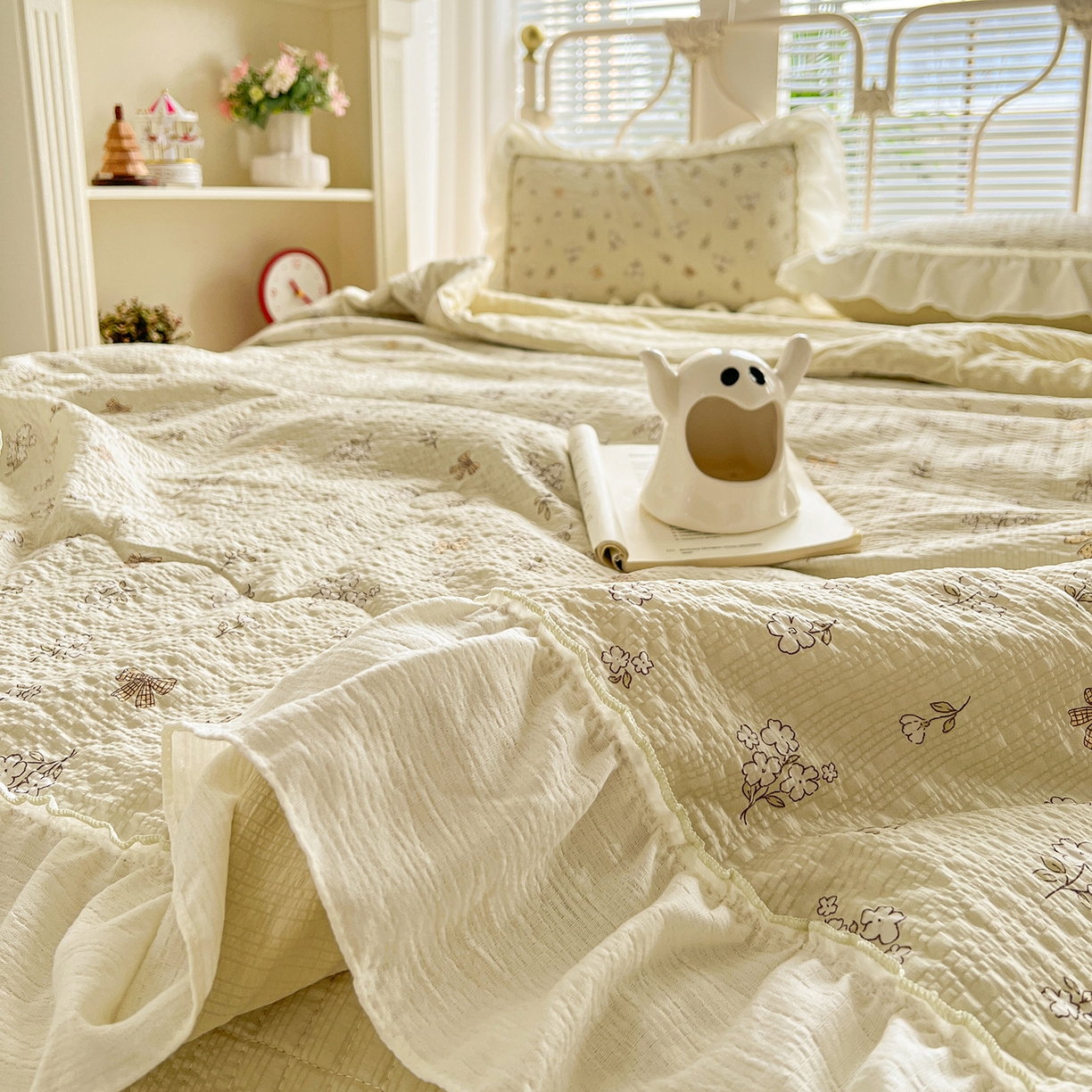 91家纺网 家纺一手货源 找家纺 富米莱（原臻工厂） 2026新款超温柔高弹线密拷花边款泡芙双层纱夏凉被床盖床裙四件套 密拷花边-青提花蝶