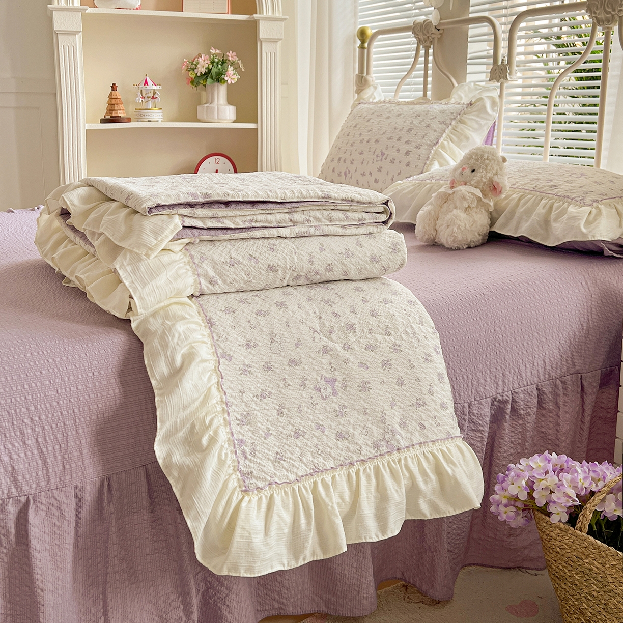 91家纺网 家纺一手货源 找家纺 富米莱（原臻工厂） 2026新款超温柔高弹线密拷花边款泡芙双层纱夏凉被床盖床裙四件套 密拷花边-紫雾小兔