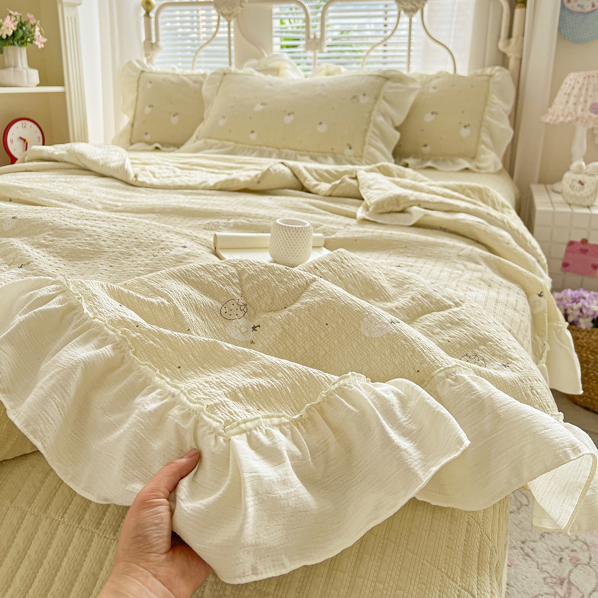 91家纺网 家纺一手货源 找家纺 富米莱（原臻工厂） 2026新款超温柔高弹线密拷花边款泡芙双层纱夏凉被床盖床裙四件套 密拷花边-奶黄草莓