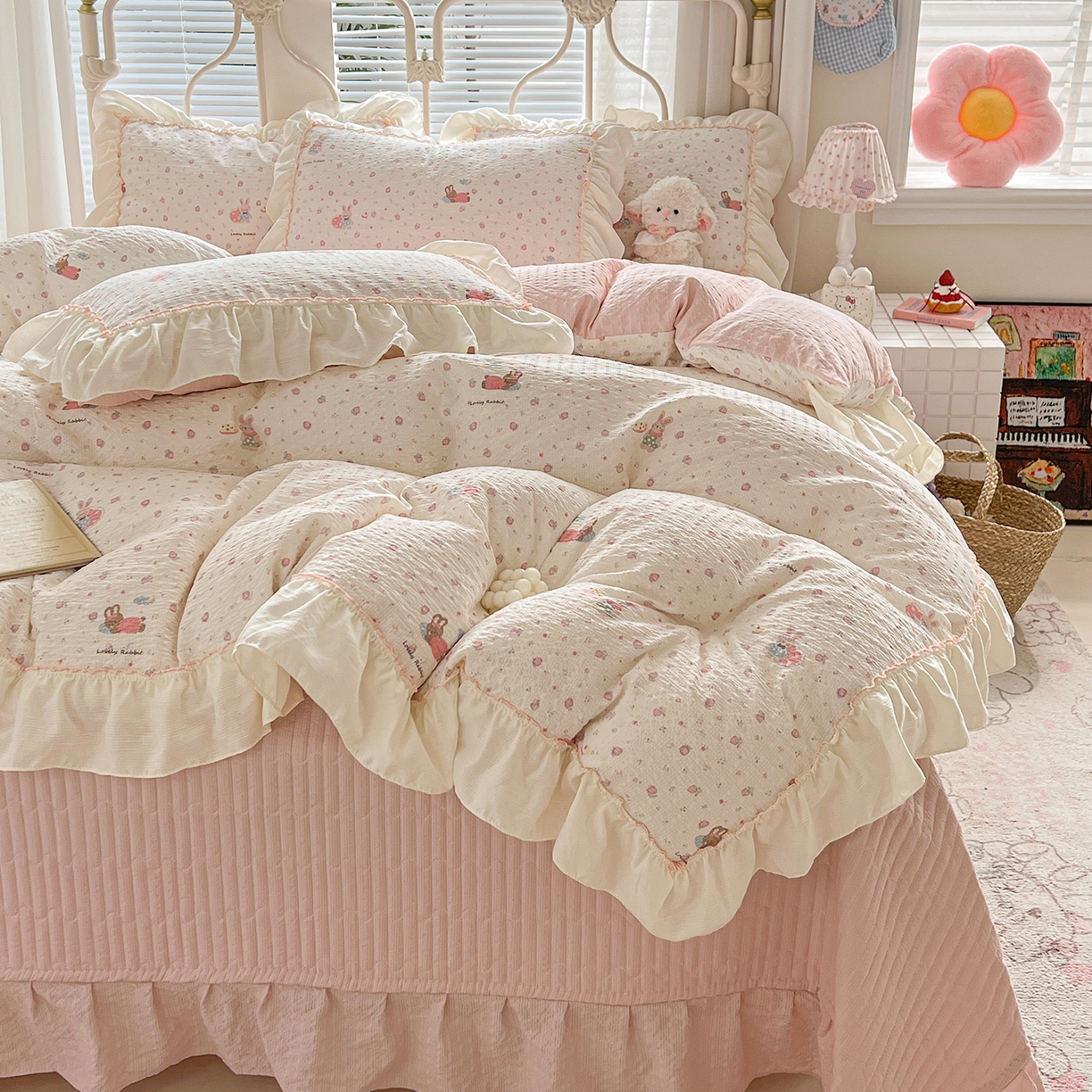 91家纺网 家纺一手货源 找家纺 富米莱（原臻工厂） 2026新款超温柔高弹线密拷花边款泡芙双层纱夏凉被床盖床裙四件套 密拷花边-粉糖小兔