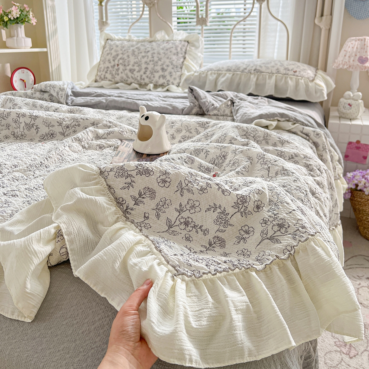 91家纺网 家纺一手货源 找家纺 富米莱（原臻工厂） 2026新款超温柔高弹线密拷花边款泡芙双层纱夏凉被床盖床裙四件套 密拷花边-红豆生南国