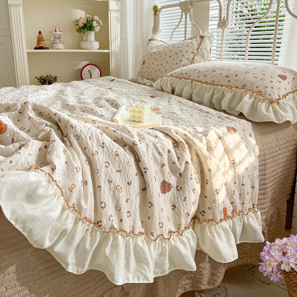 91家纺网 家纺一手货源 找家纺 富米莱（原臻工厂） 2026新款超温柔高弹线密拷花边款泡芙双层纱夏凉被床盖床裙四件套 密拷花边-南瓜奶豹