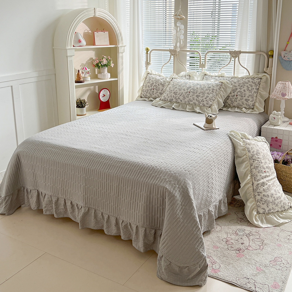 91家纺网 家纺一手货源 找家纺 富米莱（原臻工厂） 2026新款超温柔高弹线密拷花边款泡芙双层纱夏凉被床盖床裙四件套 密拷花边-红豆生南国