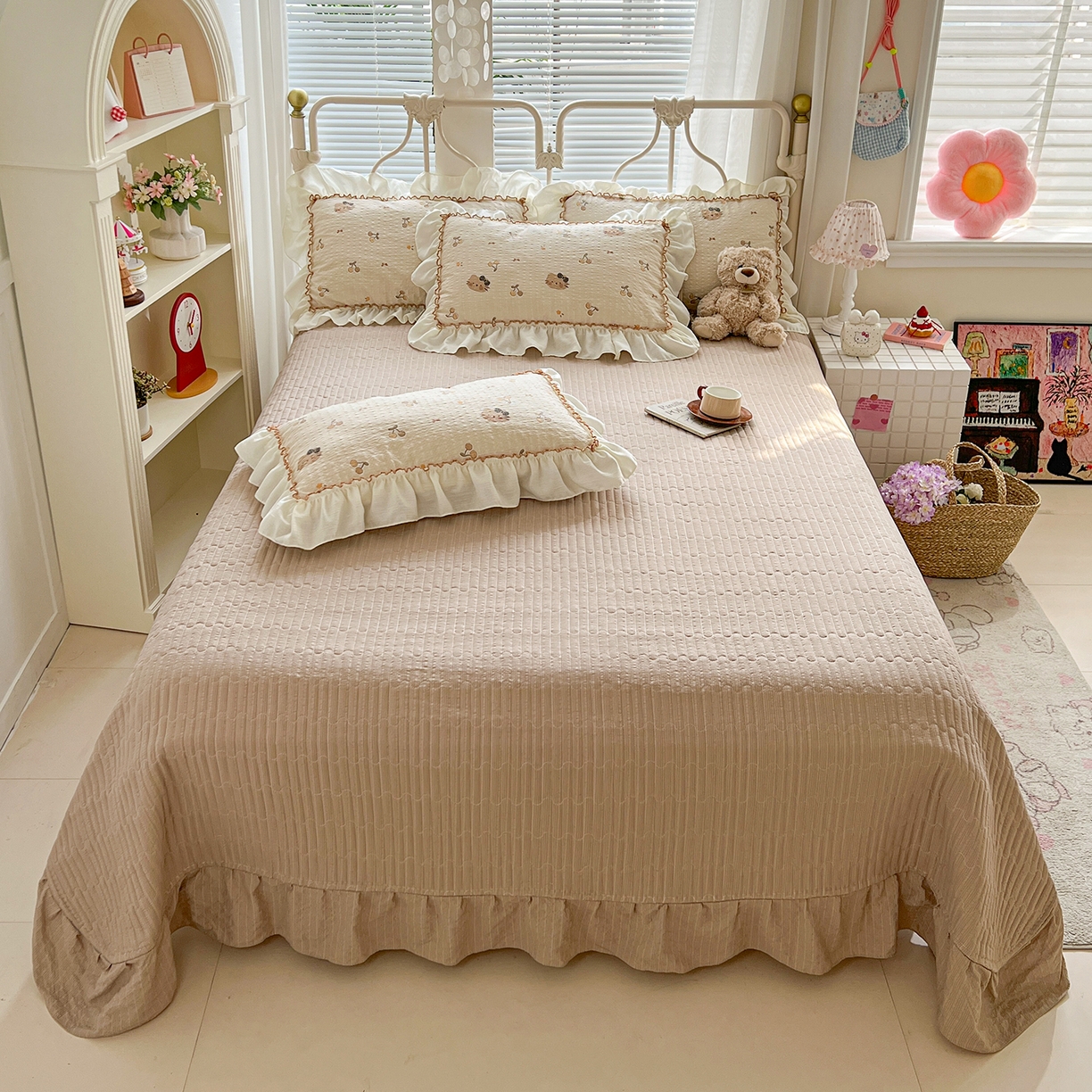 91家纺网 家纺一手货源 找家纺 富米莱（原臻工厂） 2026新款超温柔高弹线密拷花边款泡芙双层纱夏凉被床盖床裙四件套 密拷花边-樱桃小猫