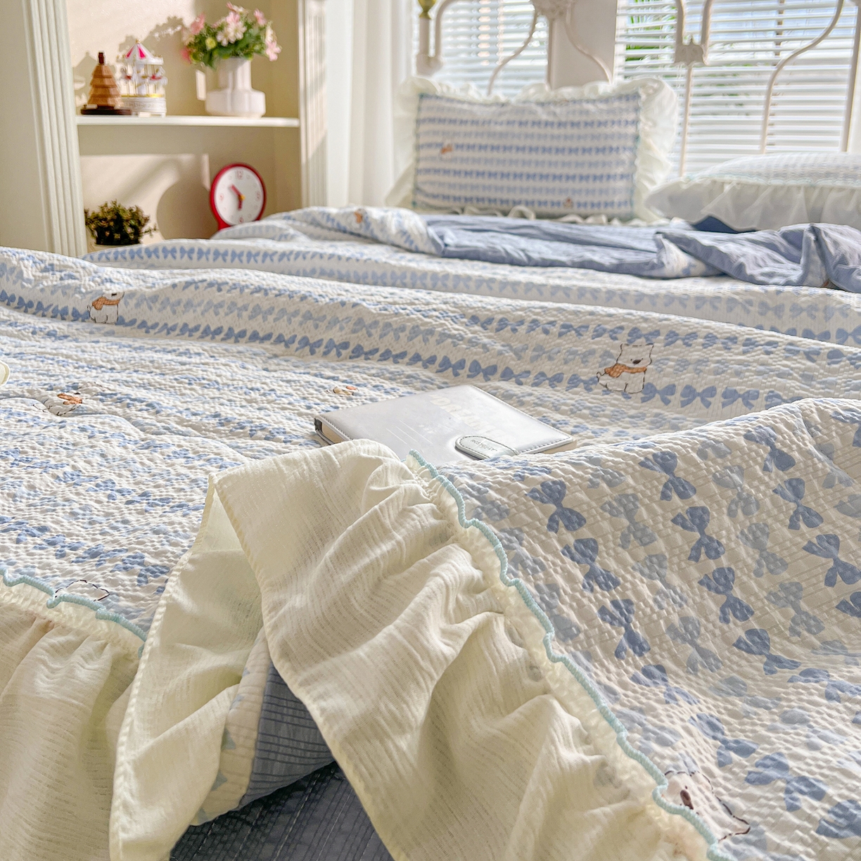 91家纺网 家纺一手货源 找家纺 富米莱（原臻工厂） 2026新款超温柔高弹线密拷花边款泡芙双层纱夏凉被床盖床裙四件套 密拷花边-蓝蝴蝶结熊