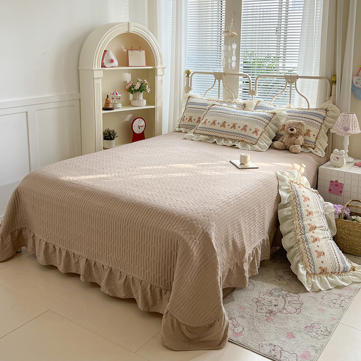 91家纺网 家纺一手货源 找家纺 富米莱（原臻工厂） 2026新款超温柔高弹线密拷花边款泡芙双层纱夏凉被床盖床裙四件套 密拷花边-波西米亚小熊